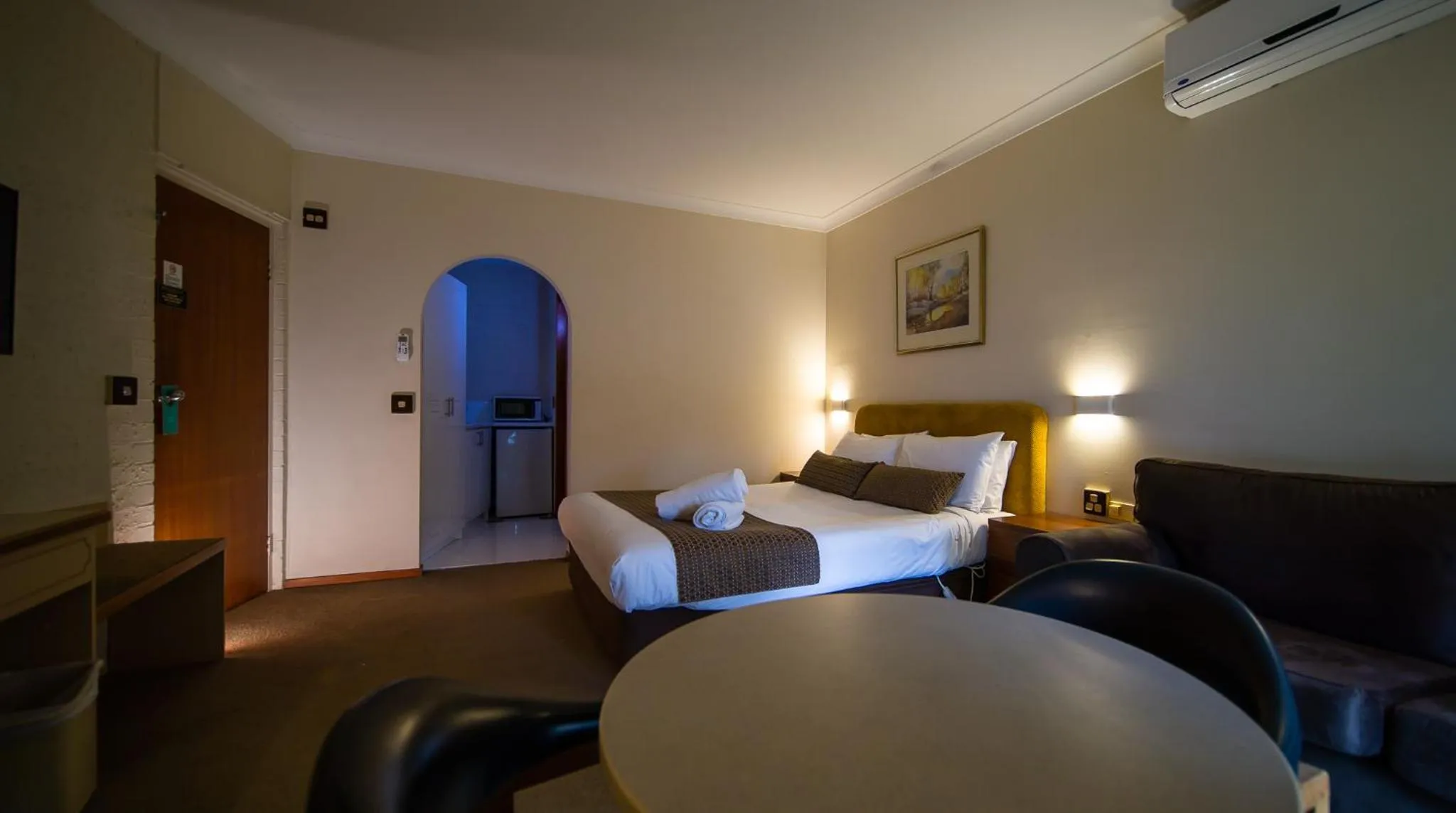 Bedroom, Bed in Hamilton's Queanbeyan Motel