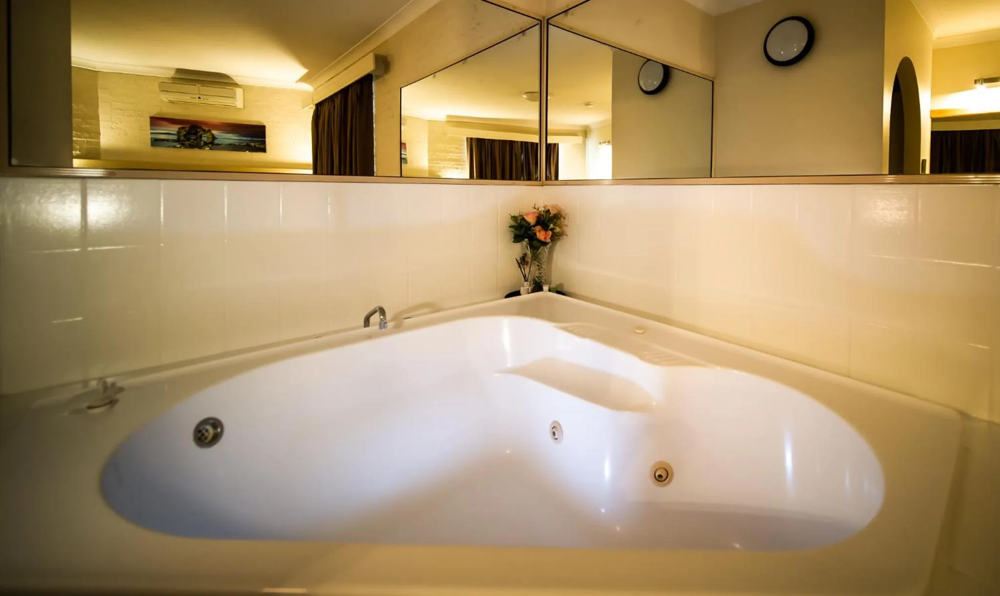 Hot Tub in Hamilton's Queanbeyan Motel