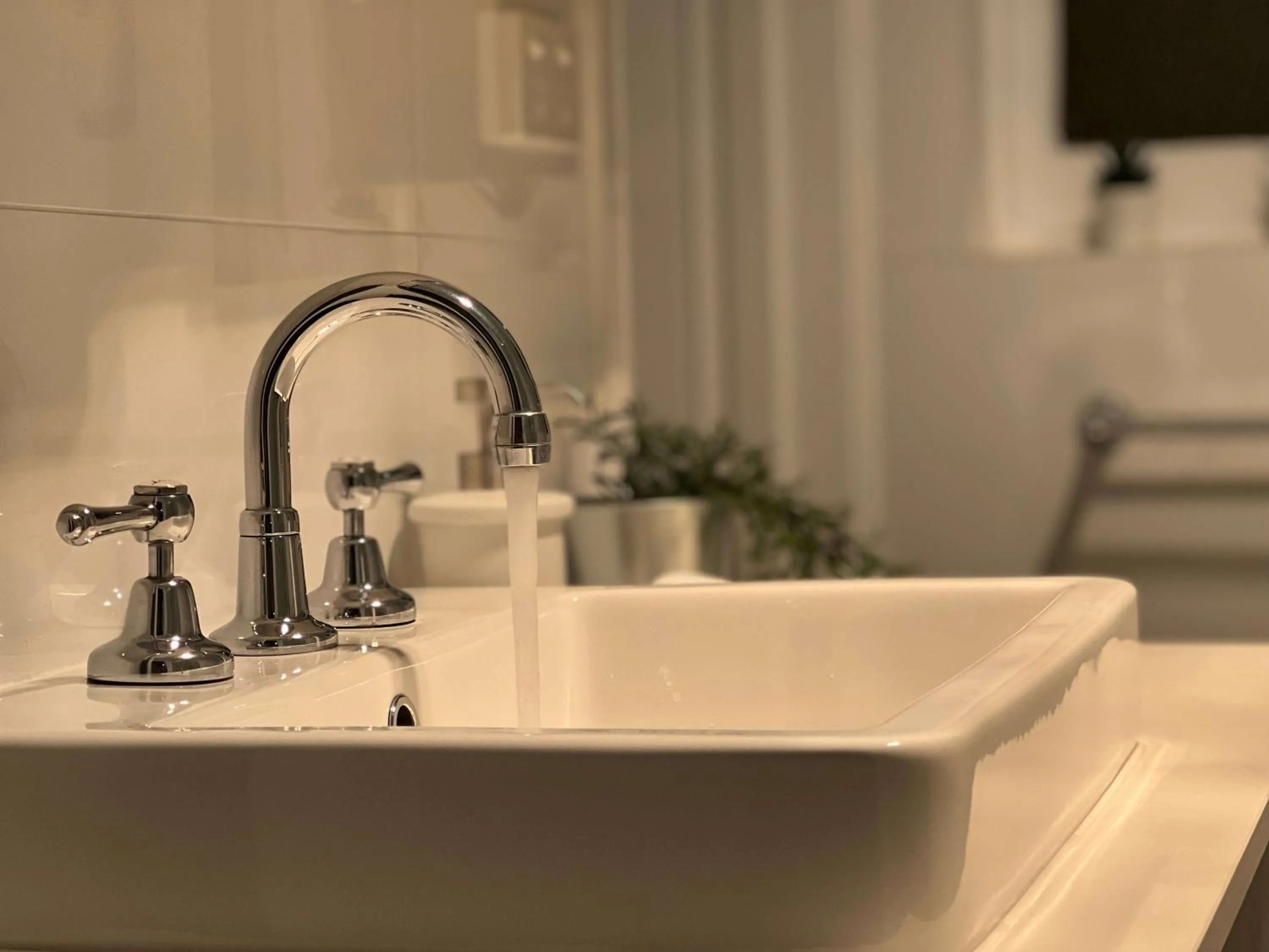 Bathroom in Hamilton's Queanbeyan Motel