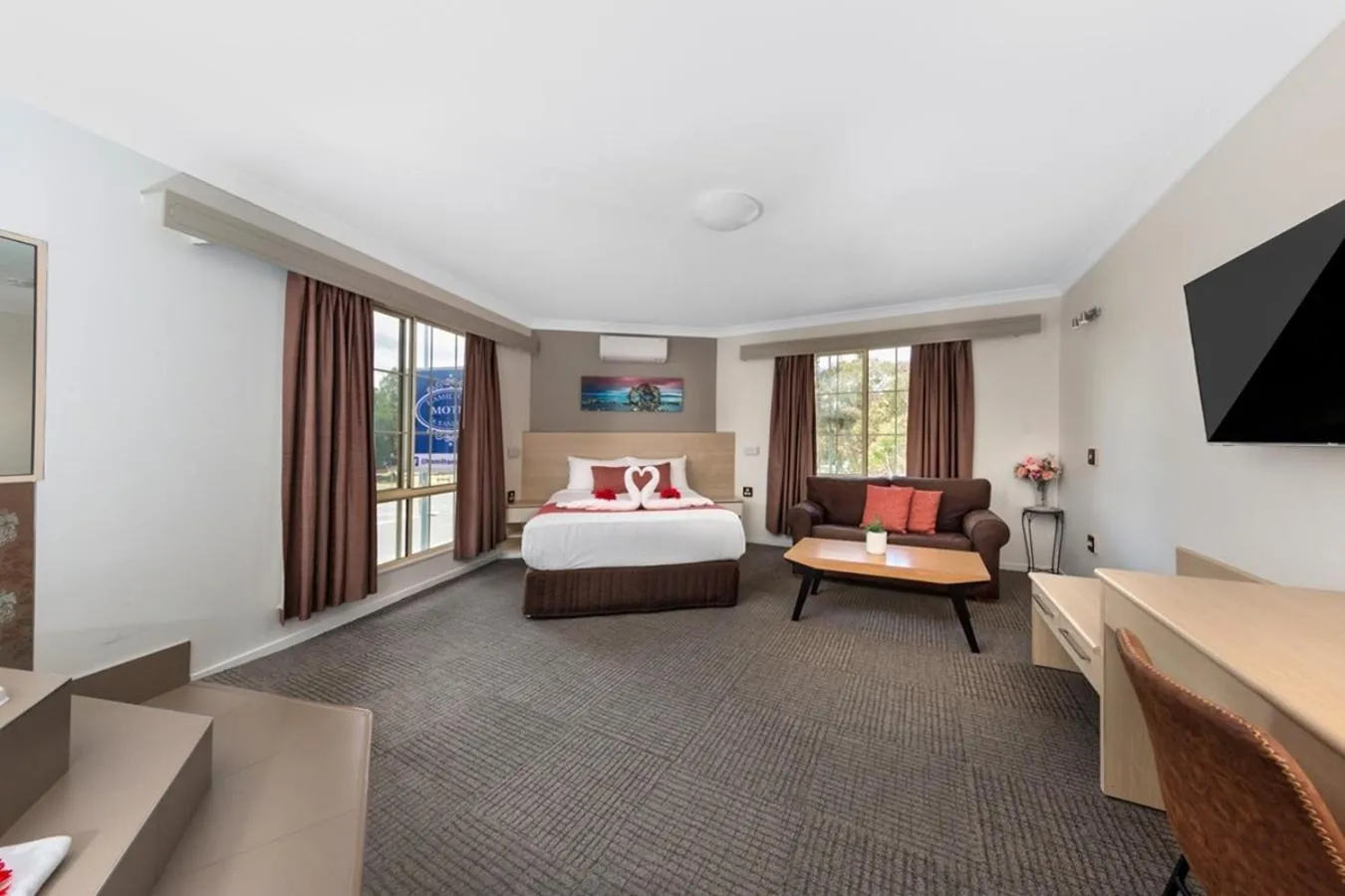 Bedroom, Bed in Hamilton's Queanbeyan Motel