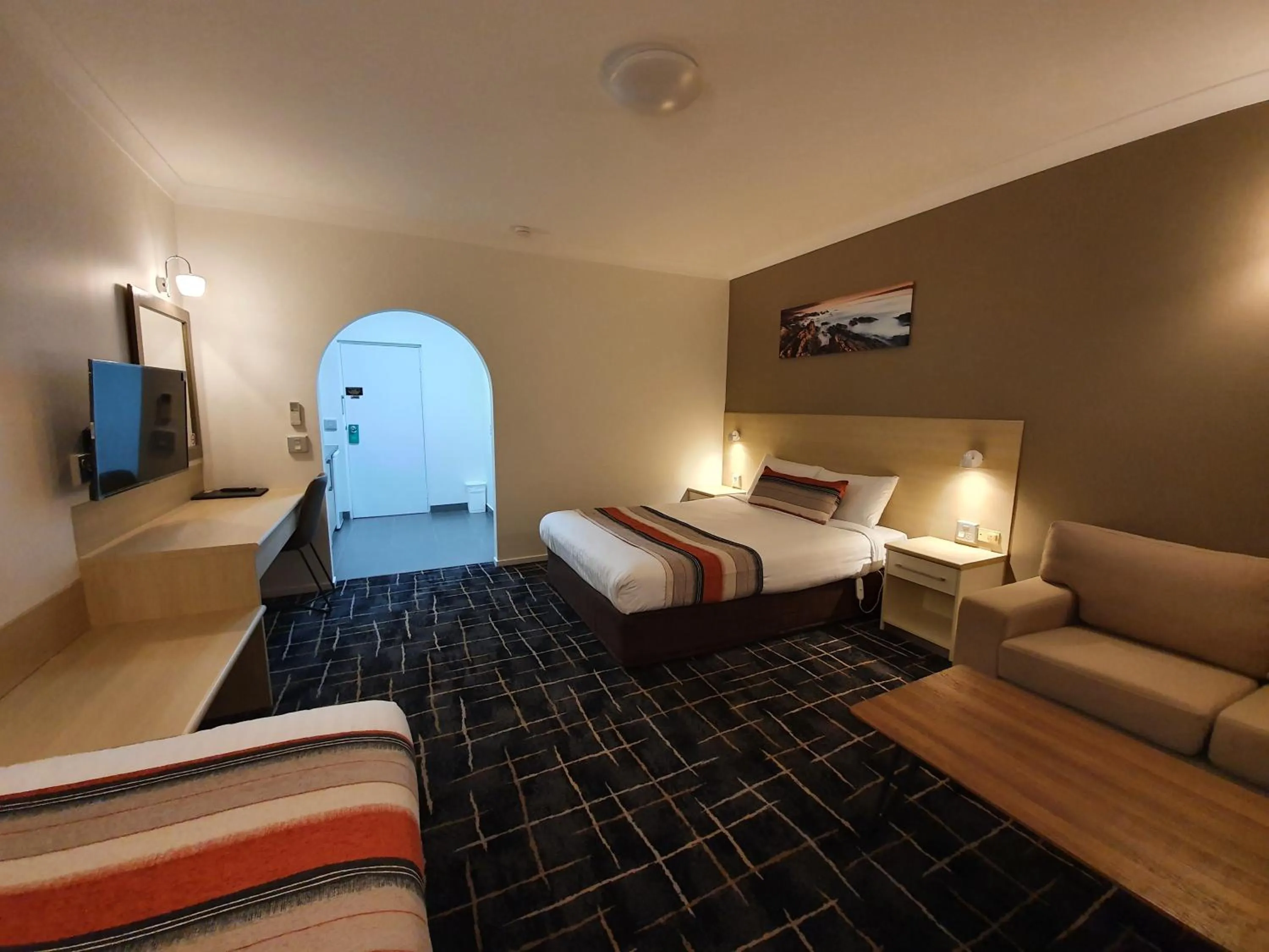 Bedroom, Bed in Hamilton's Queanbeyan Motel