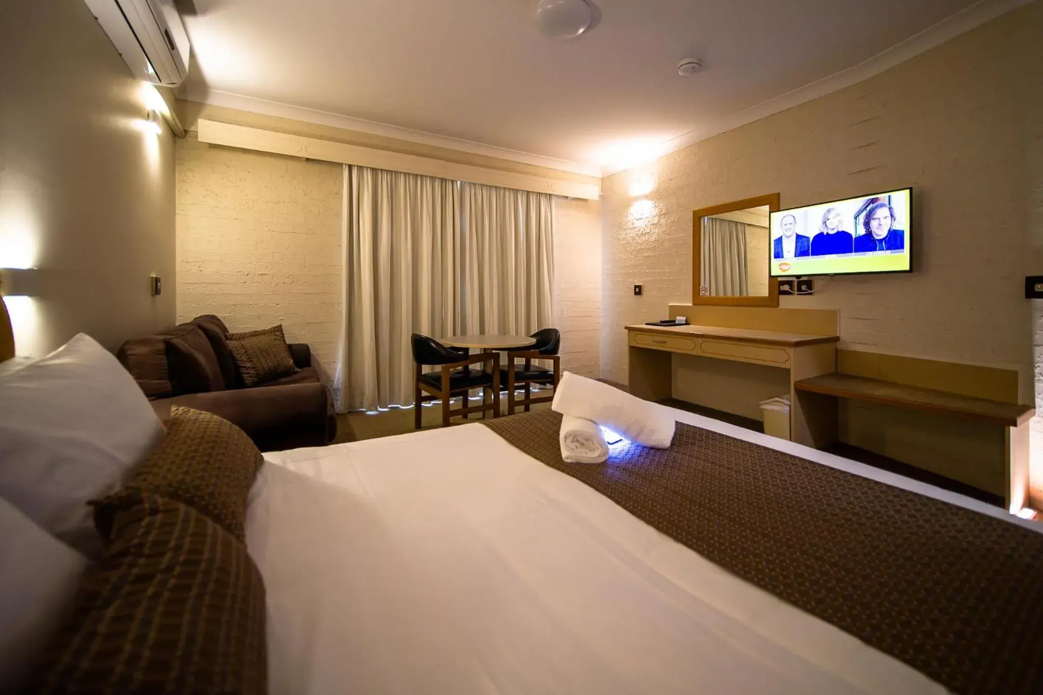 Standard Queen Room in Hamilton's Queanbeyan Motel Standard Queen Room in Hamilton's Queanbeyan Motel