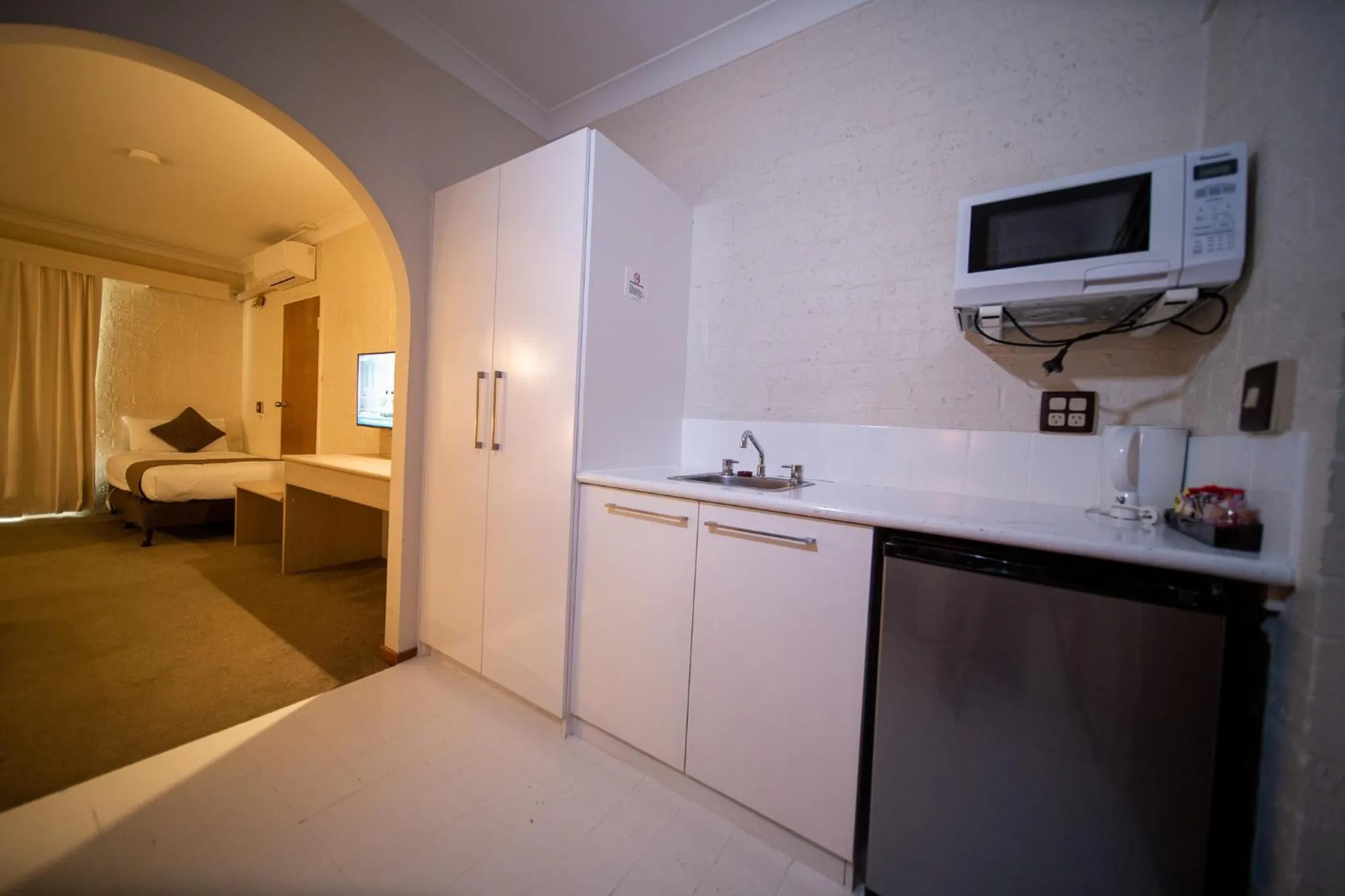 Kitchen or kitchenette, Bed in Hamilton's Queanbeyan Motel