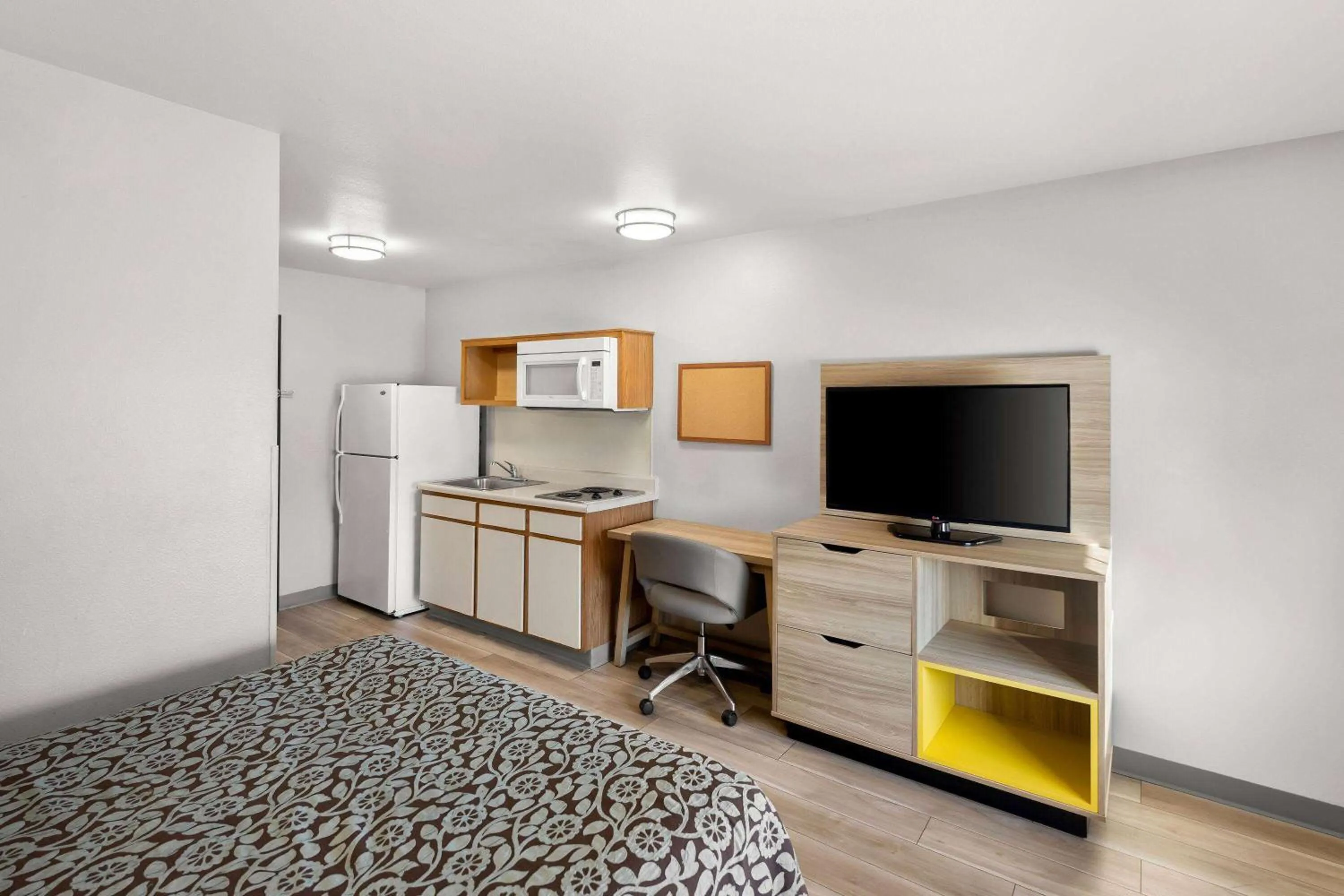 Bed in Birch Hill Suites Rochester - Med City