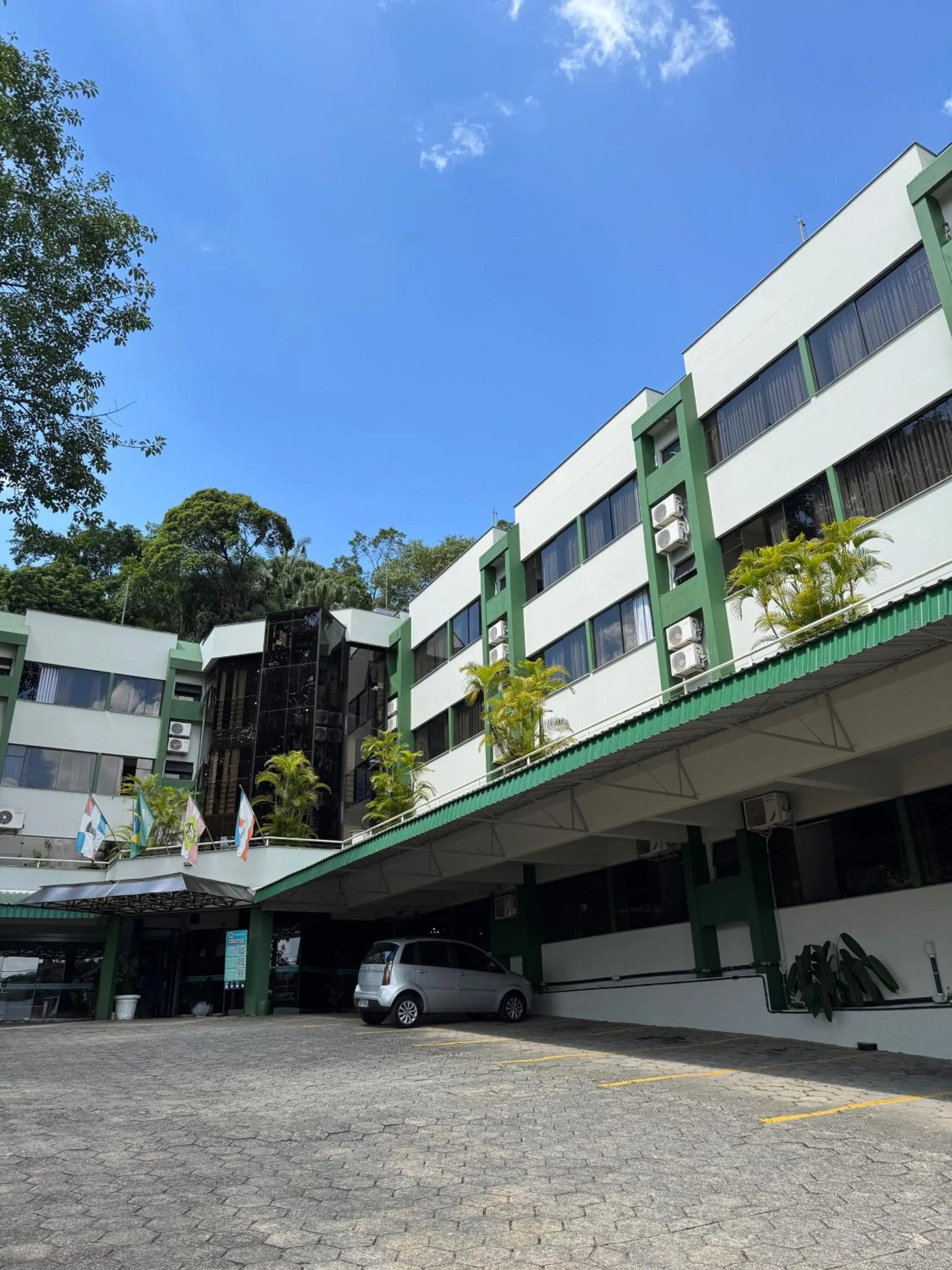 Parking in Harbor Inn Jaraguá