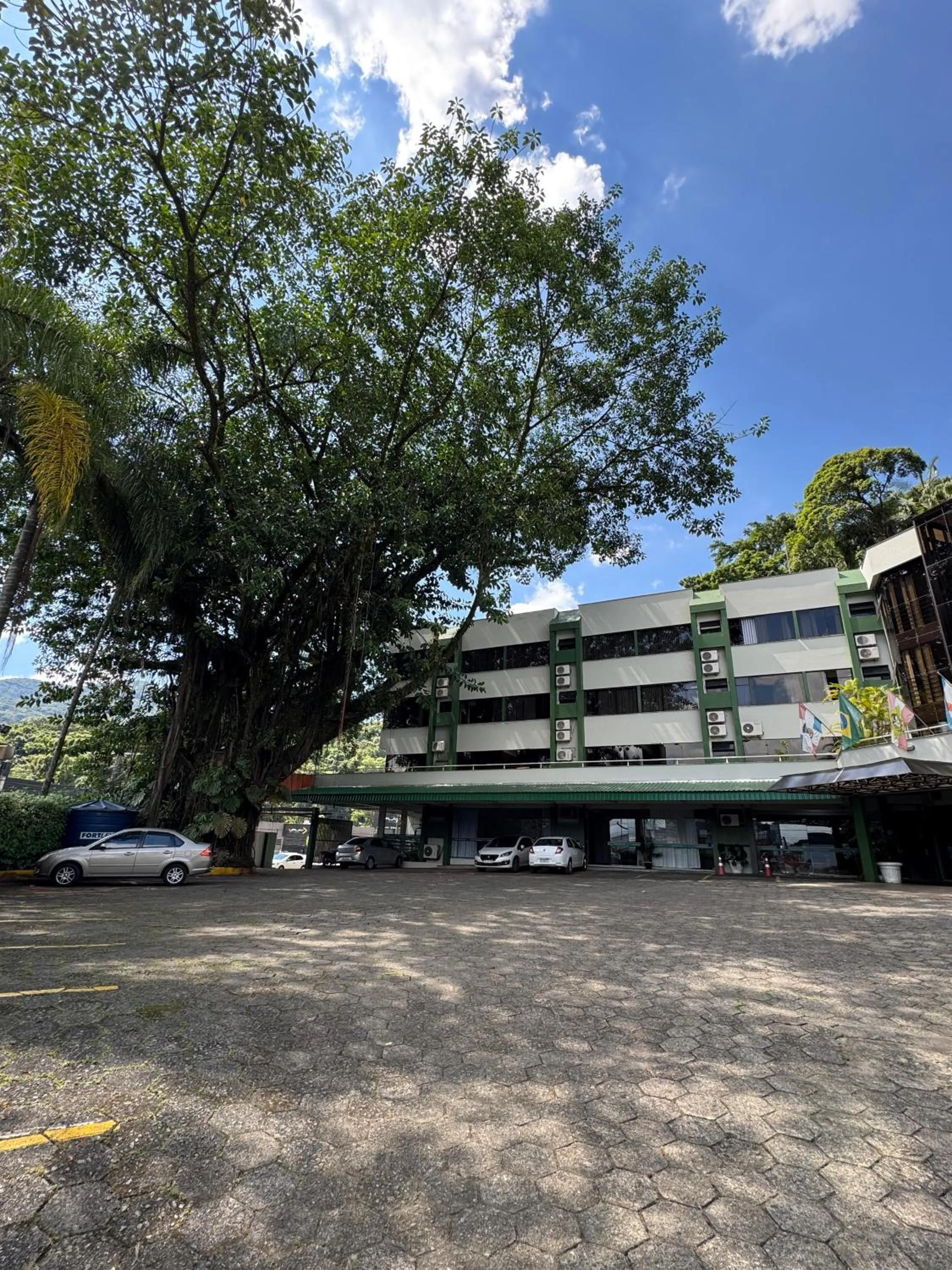 Parking in Harbor Inn Jaraguá