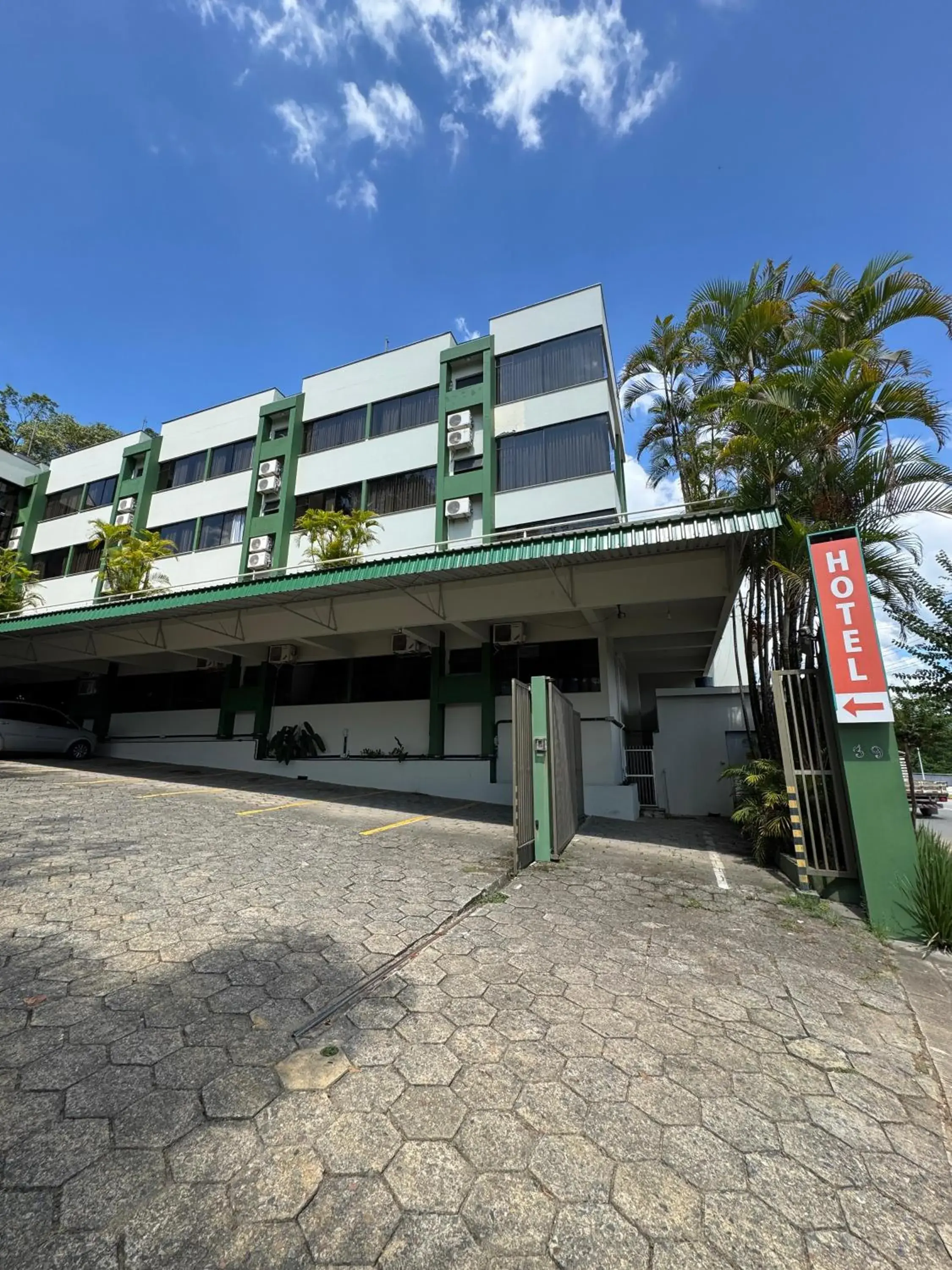 Property building in Harbor Inn Jaraguá Property building in Harbor Inn Jaraguá