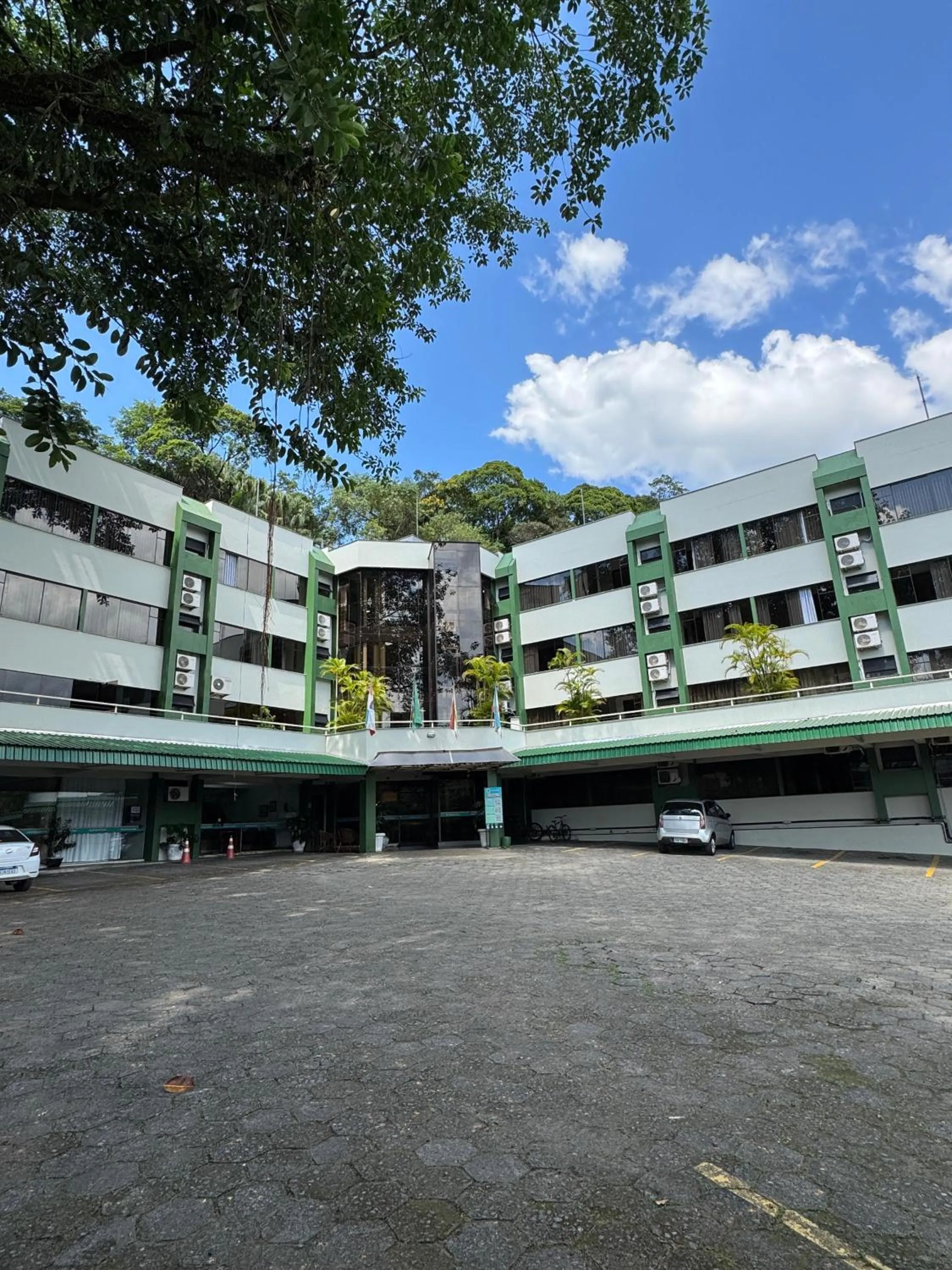 Property building in Harbor Inn Jaraguá