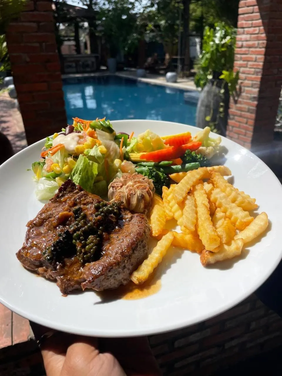 Restaurant/places to eat in The Coconut House Hotel