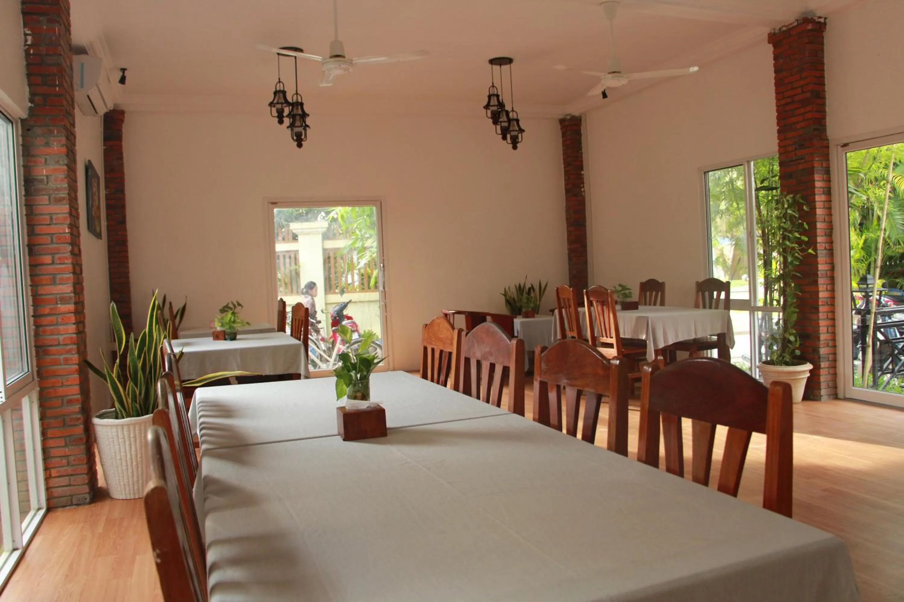 Restaurant/places to eat in The Coconut House Hotel