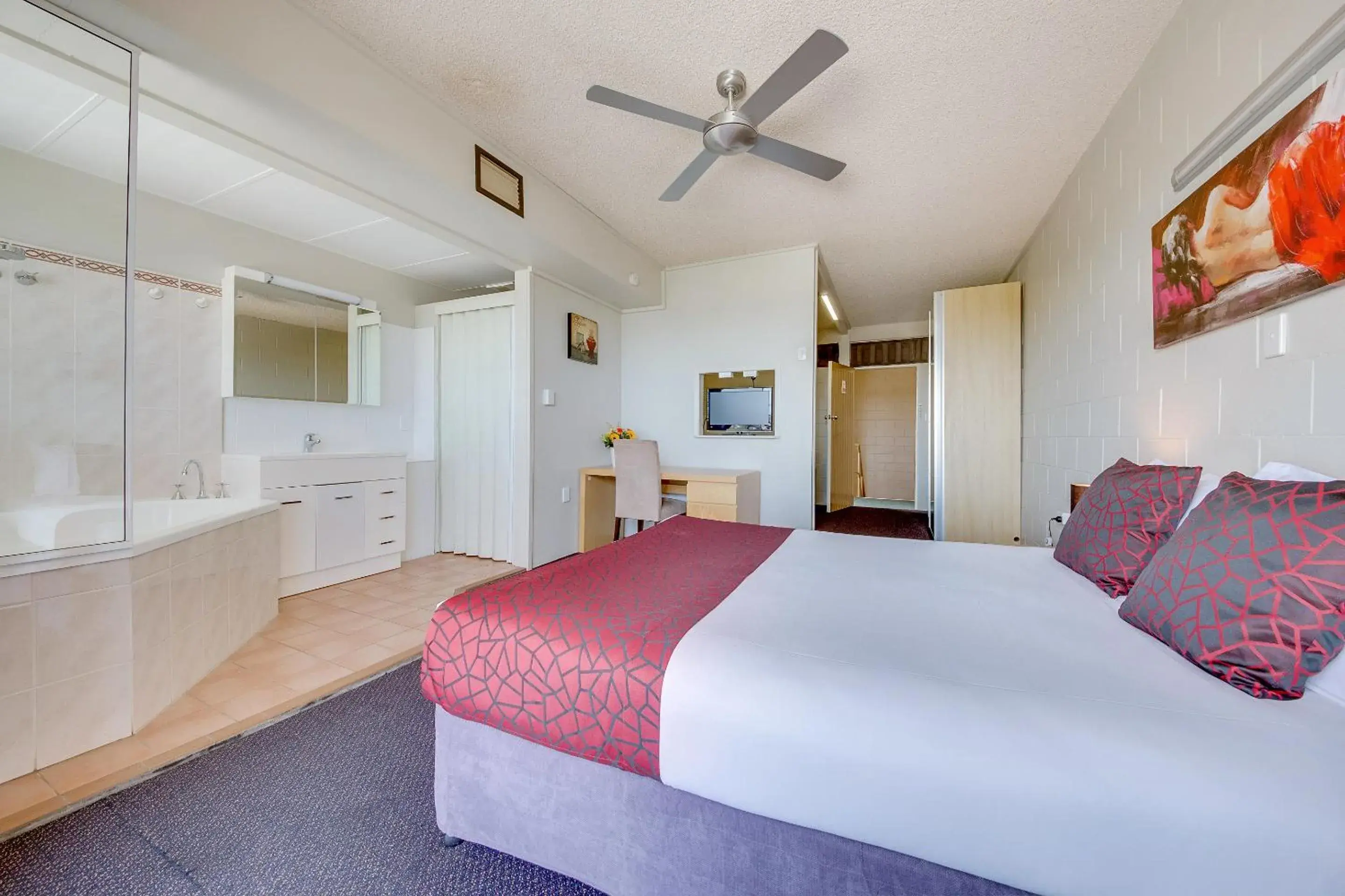 Queen Deluxe SPA - NO Balcony in Camelot Motel Australia Queen Deluxe SPA - NO Balcony in Camelot Motel Australia