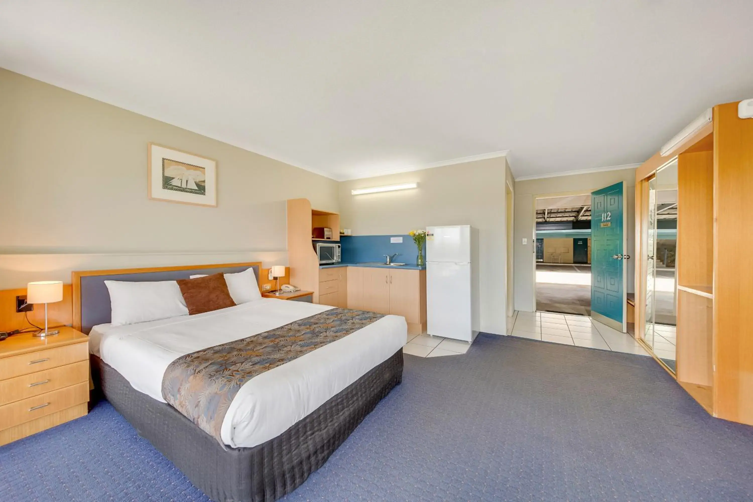 Queen Suite - single occupancy in Gladstone Palms Motor Inn Queen Suite - single occupancy in Gladstone Palms Motor Inn