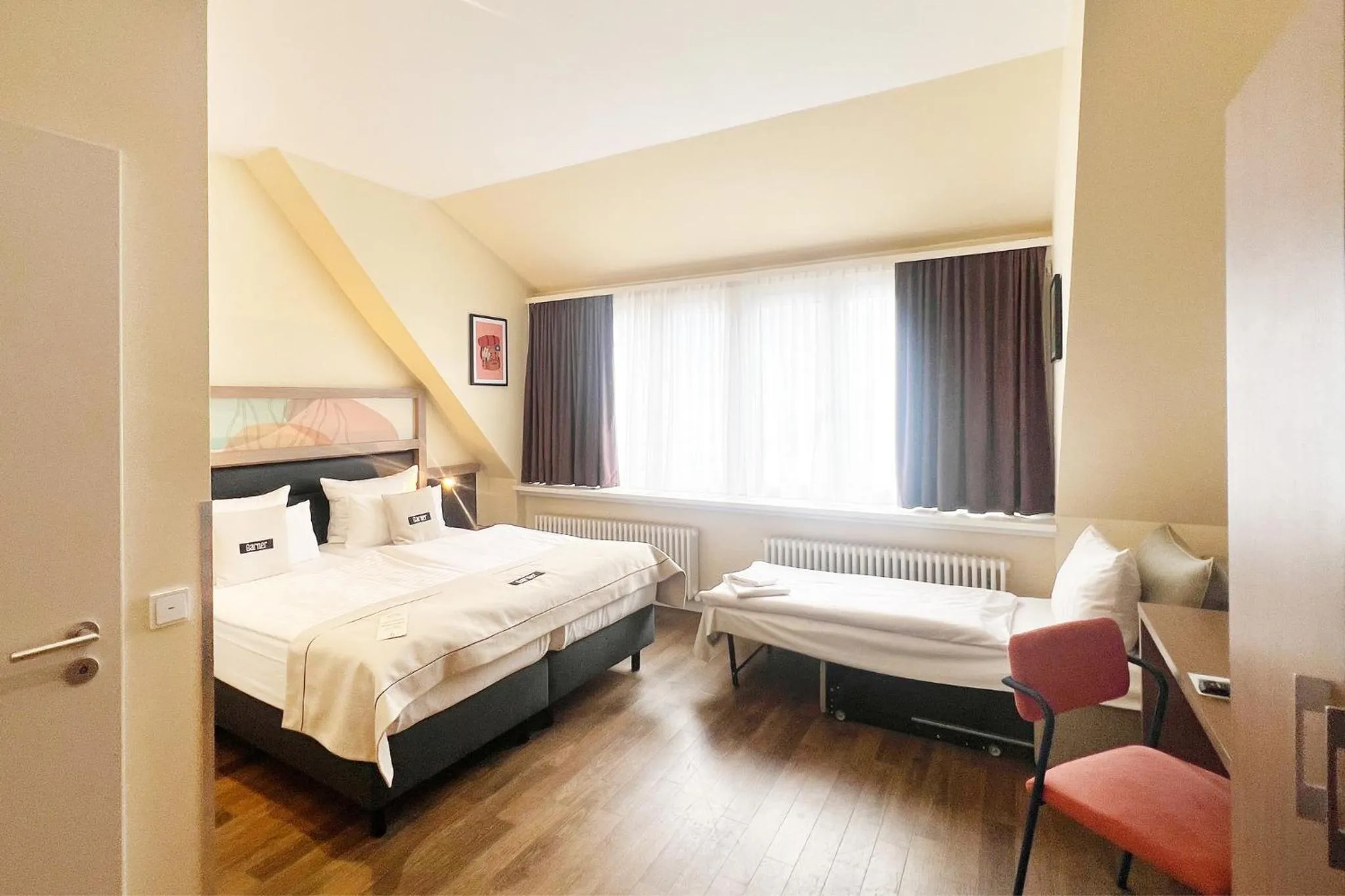 Photo of the whole room, Bed in Garner Hotel Berlin - Charlottenburg, an IHG Hotel