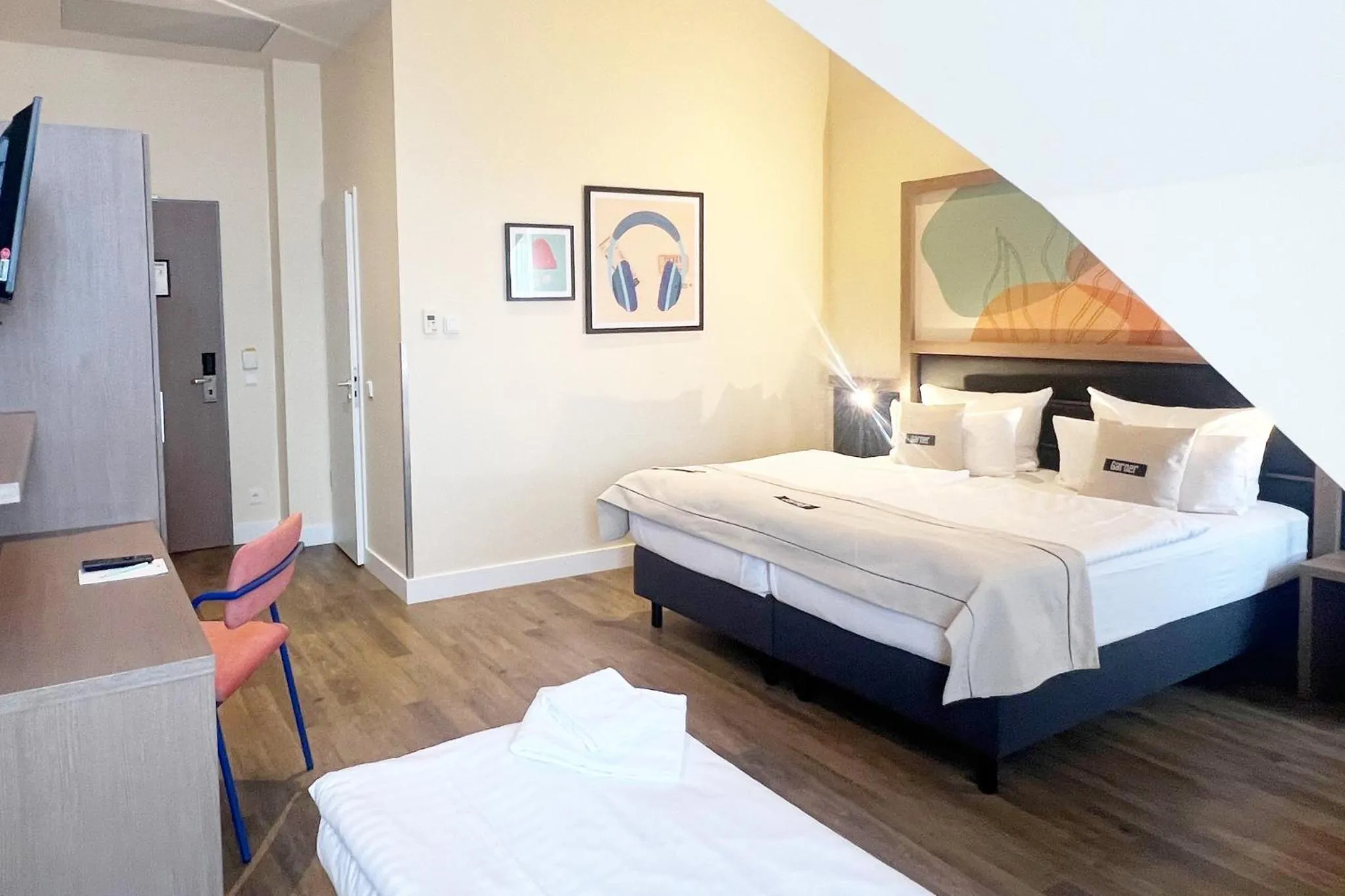 Photo of the whole room, Bed in Garner Hotel Berlin - Charlottenburg, an IHG Hotel