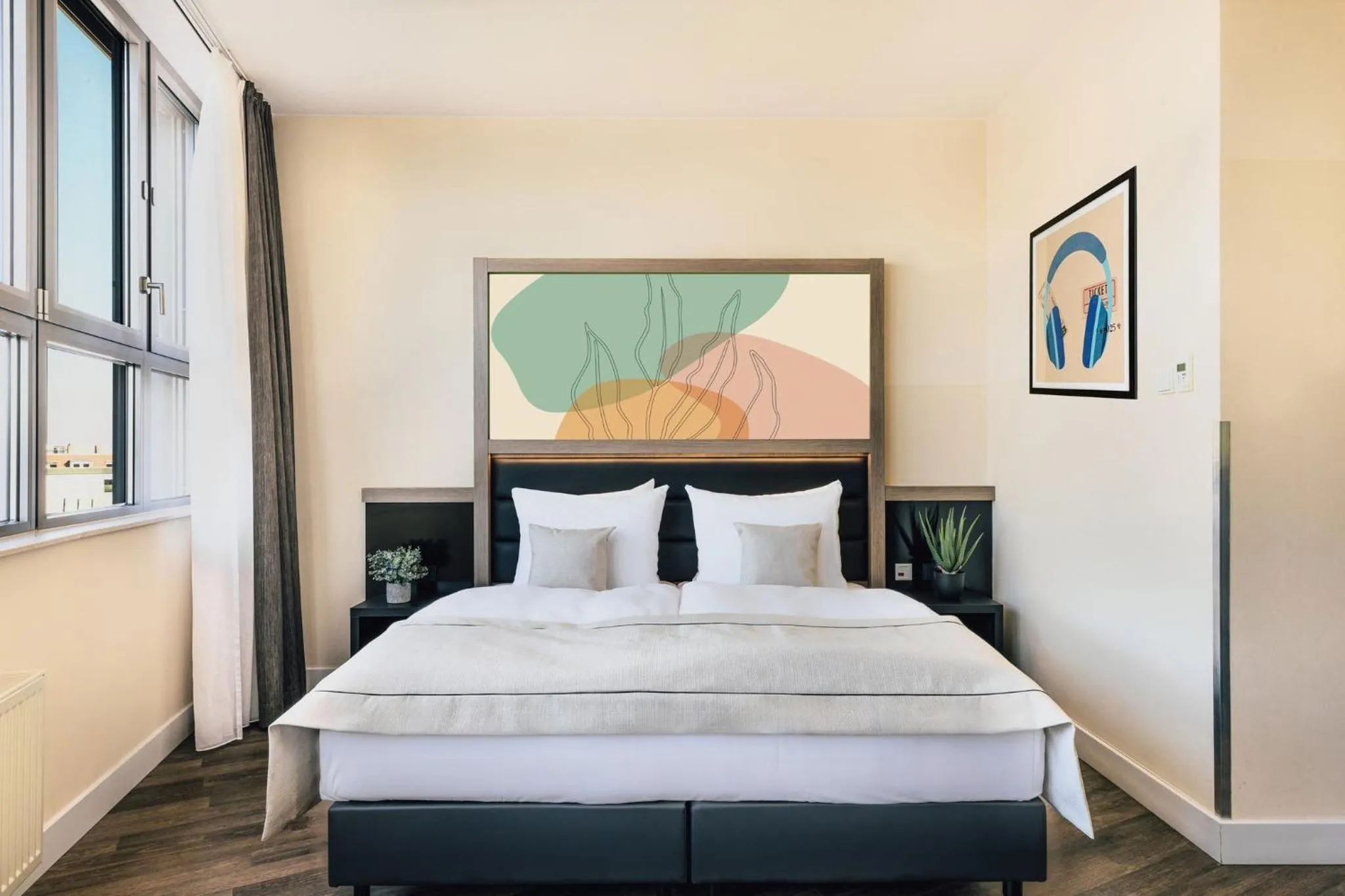 Photo of the whole room, Bed in Garner Hotel Berlin - Charlottenburg, an IHG Hotel