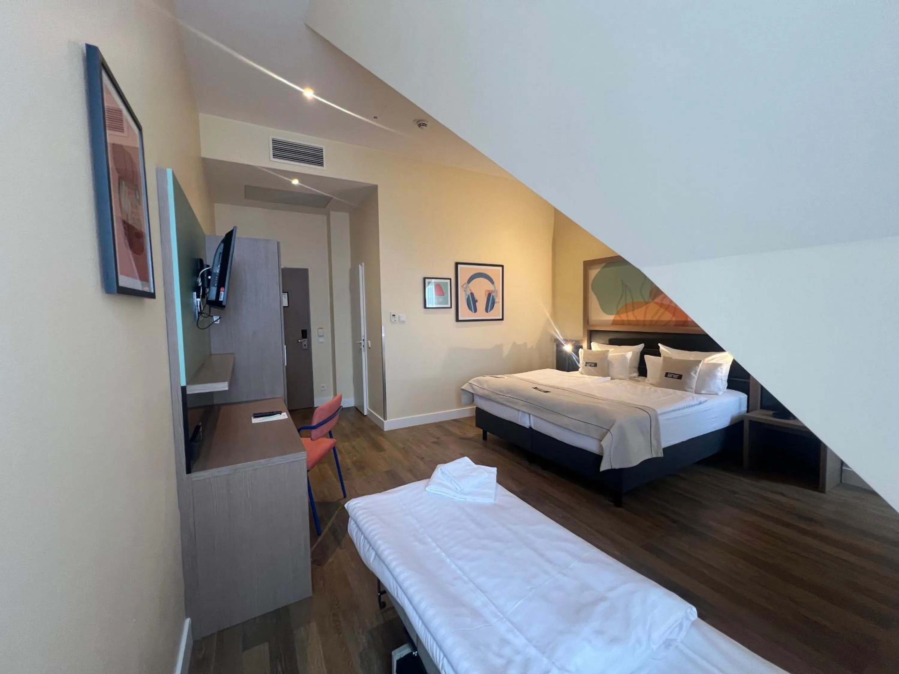 Photo of the whole room, Bed in Garner Hotel Berlin - Charlottenburg, an IHG Hotel