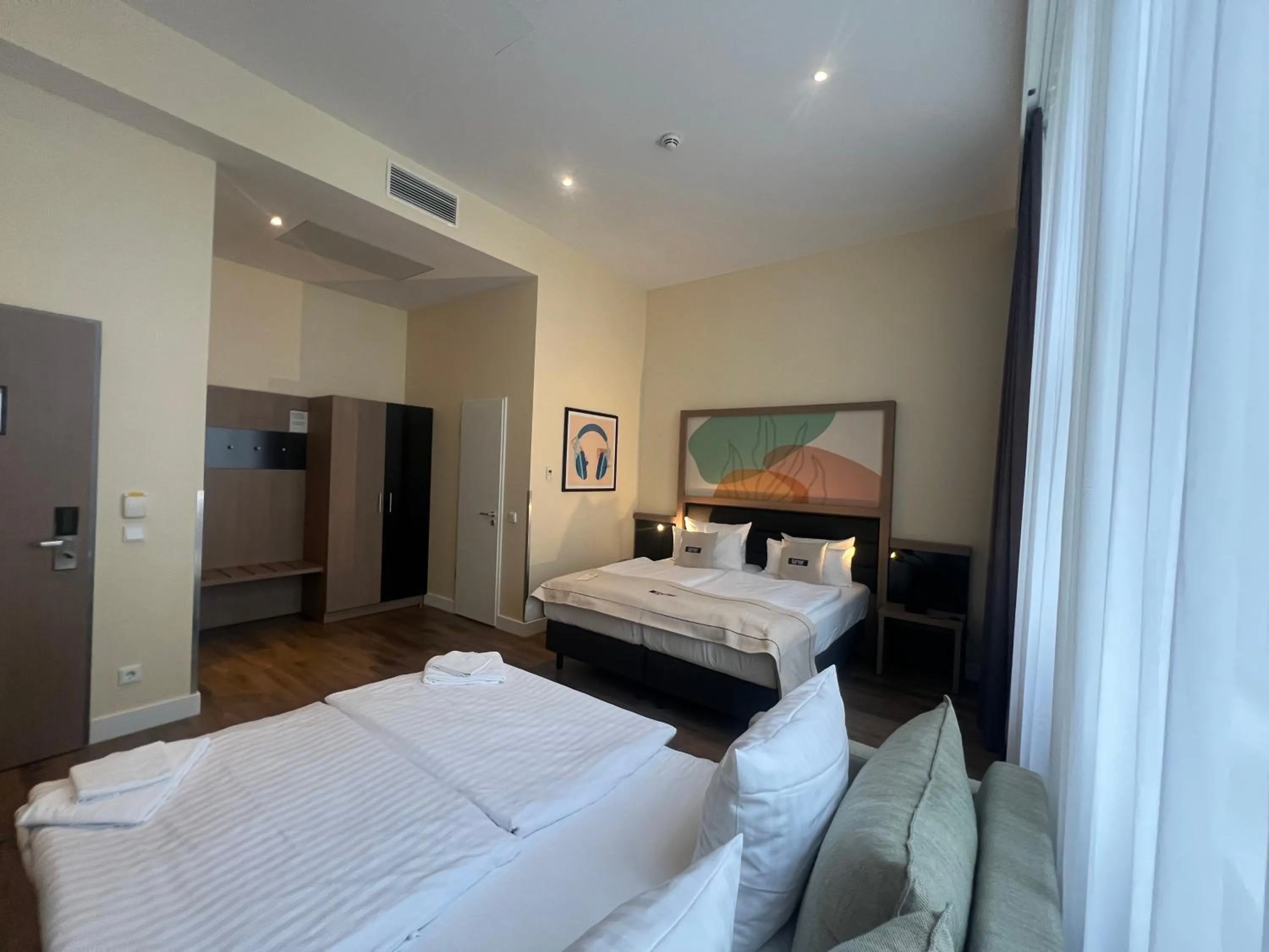 Photo of the whole room, Bed in Garner Hotel Berlin - Charlottenburg, an IHG Hotel