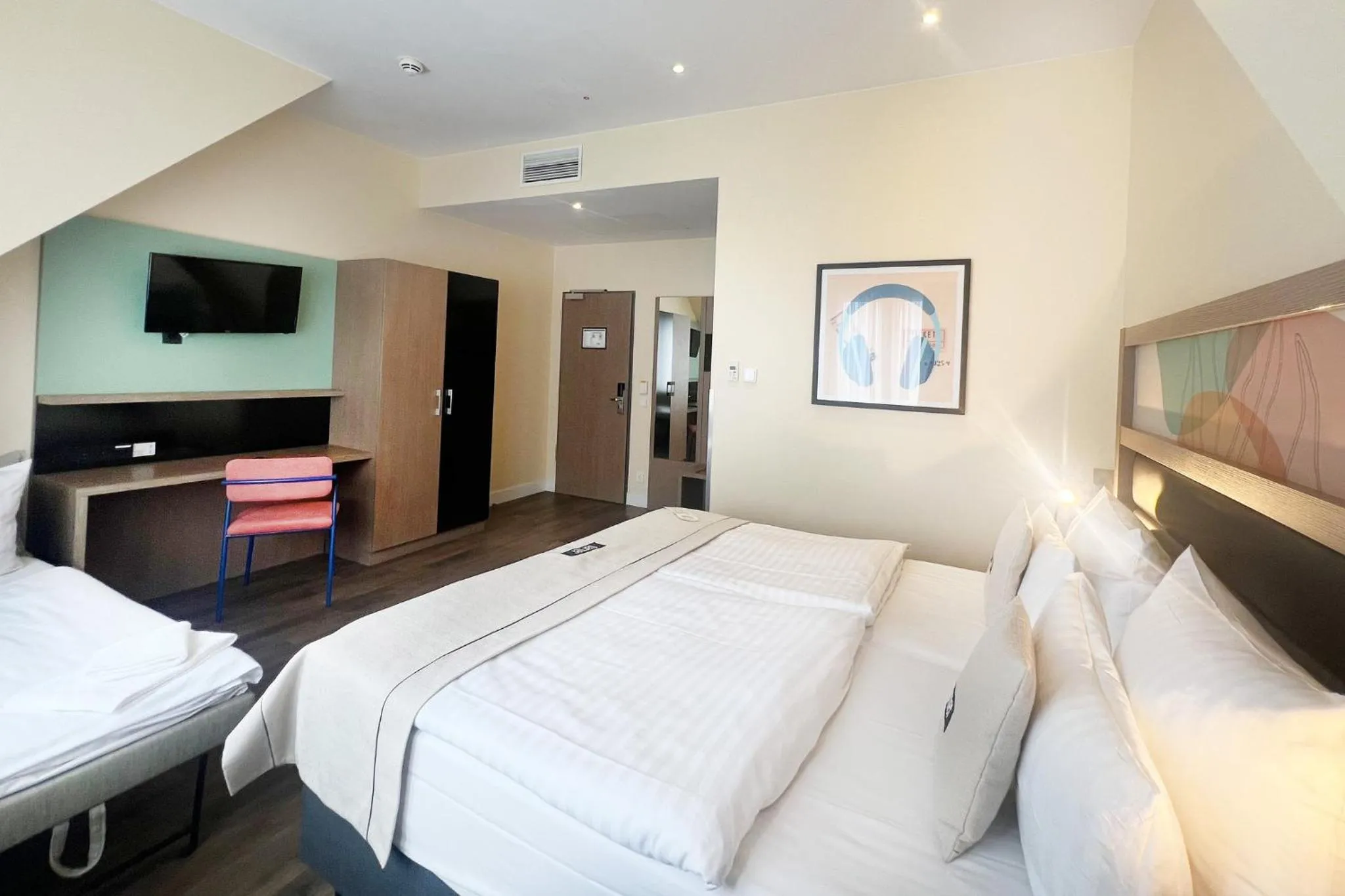 Photo of the whole room, Bed in Garner Hotel Berlin - Charlottenburg, an IHG Hotel