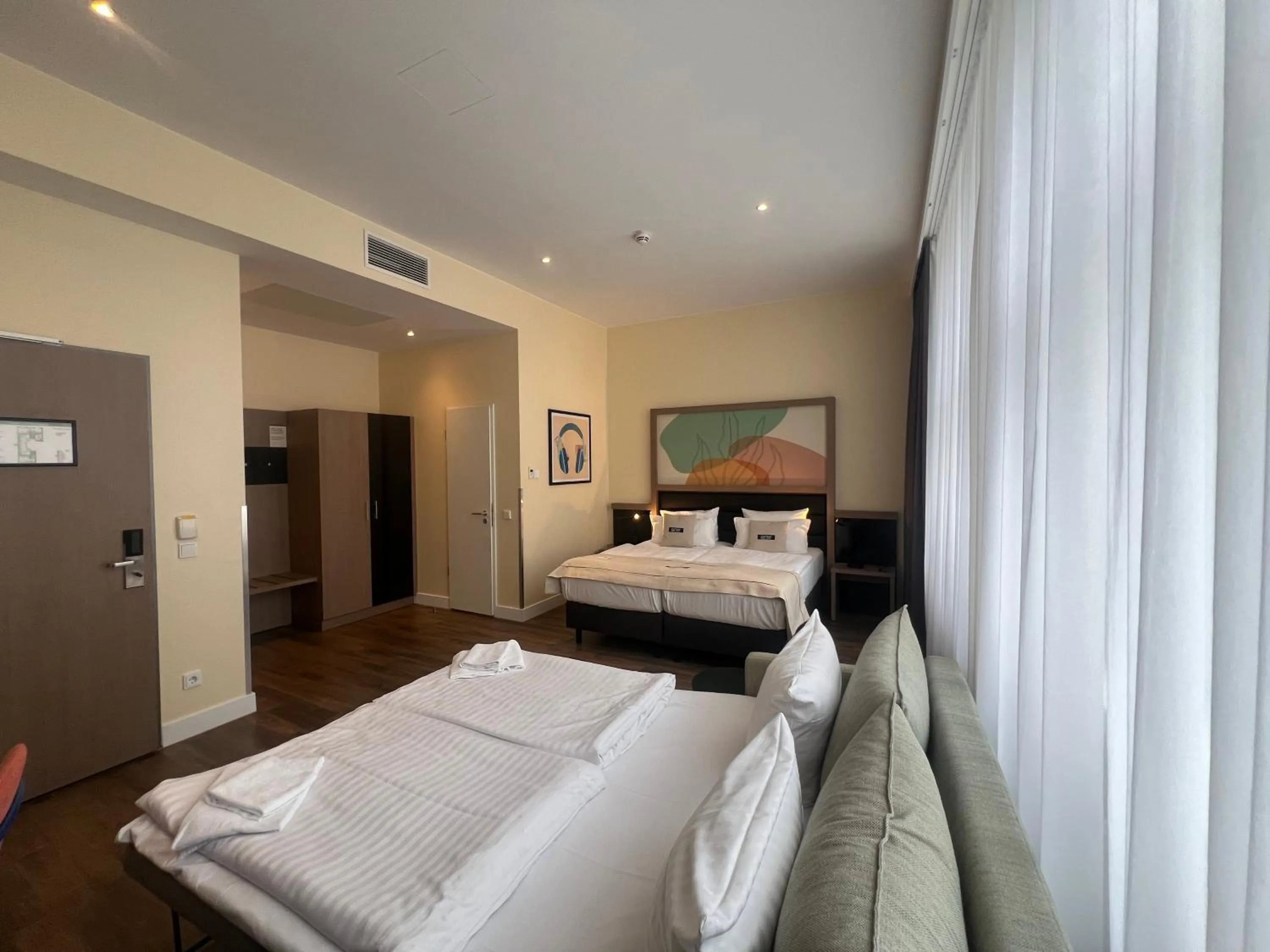 Photo of the whole room, Bed in Garner Hotel Berlin - Charlottenburg, an IHG Hotel