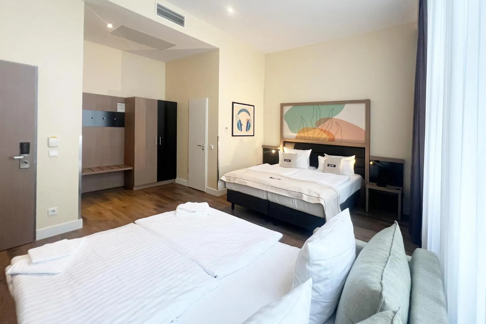 Photo of the whole room, Bed in Garner Hotel Berlin - Charlottenburg, an IHG Hotel