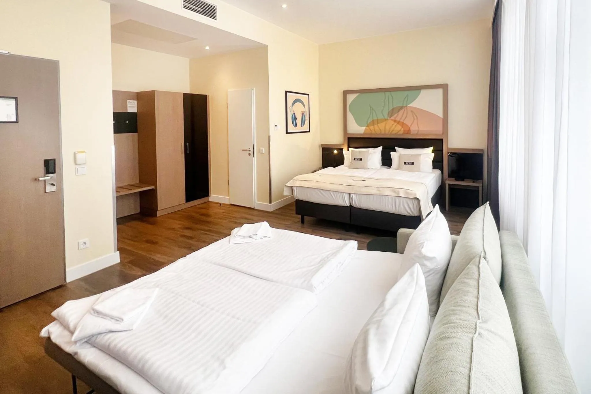 Photo of the whole room, Bed in Garner Hotel Berlin - Charlottenburg, an IHG Hotel