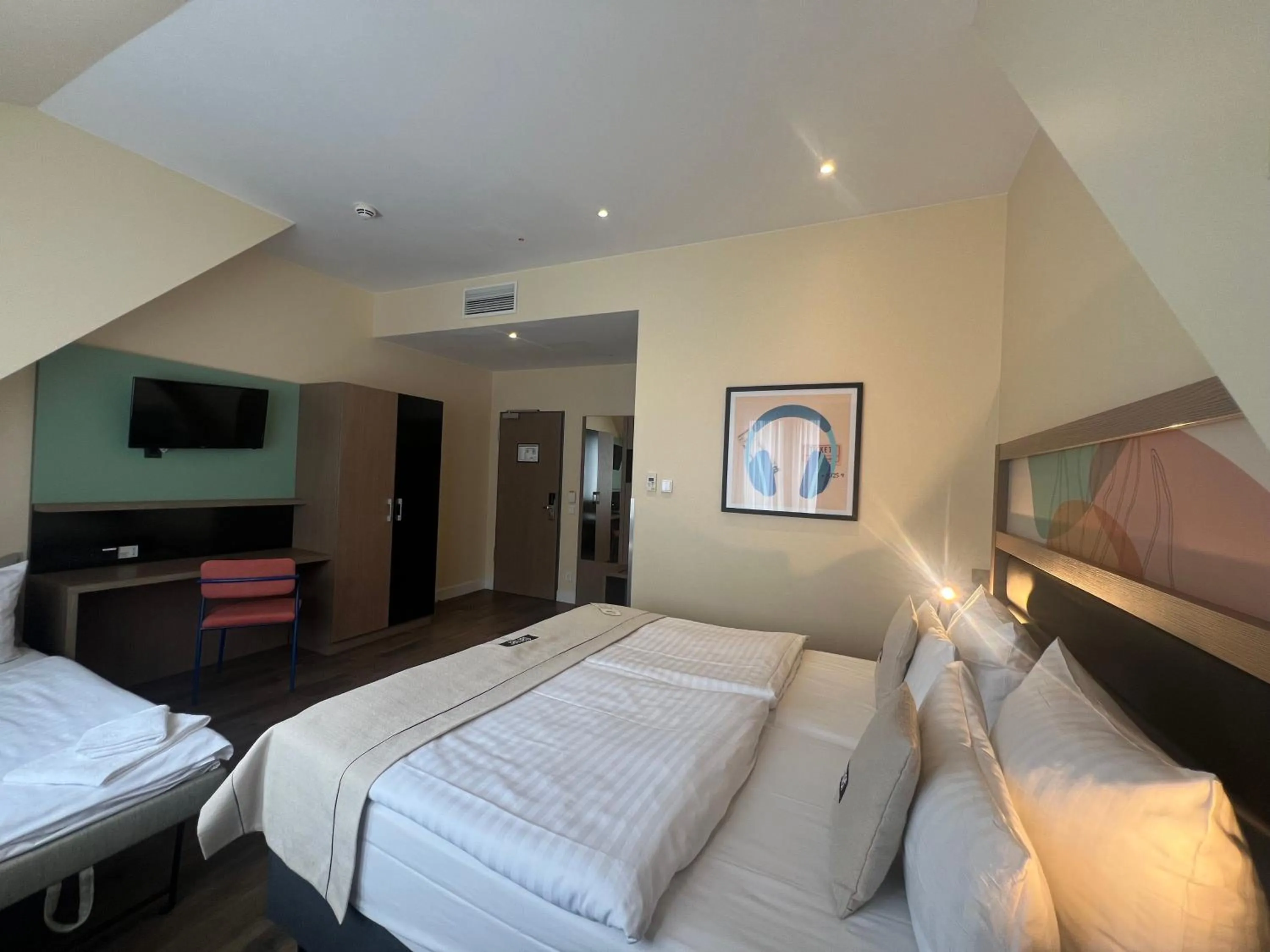 Photo of the whole room, Bed in Garner Hotel Berlin - Charlottenburg, an IHG Hotel