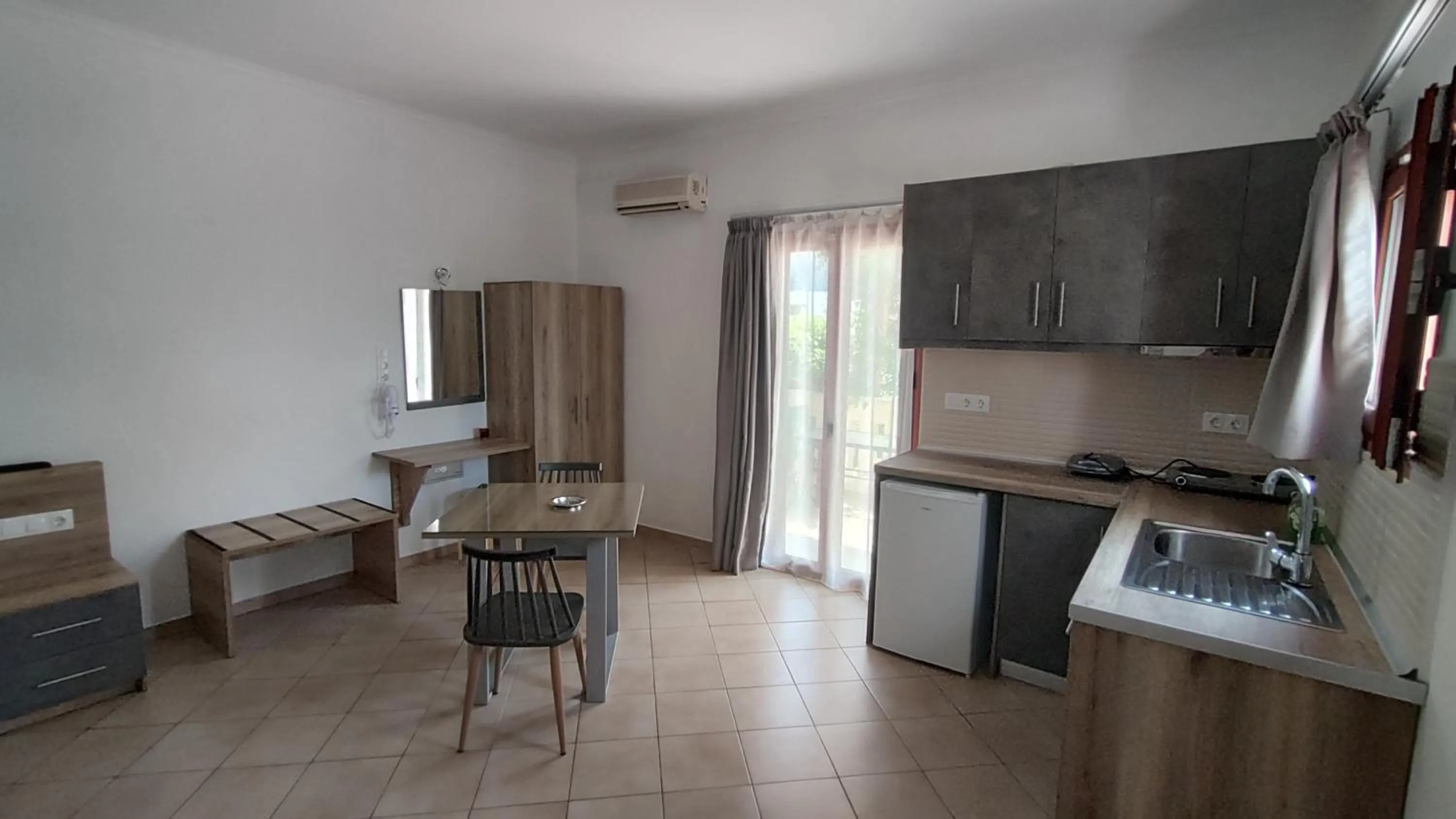 Area and facilities in Smaragda Hotel