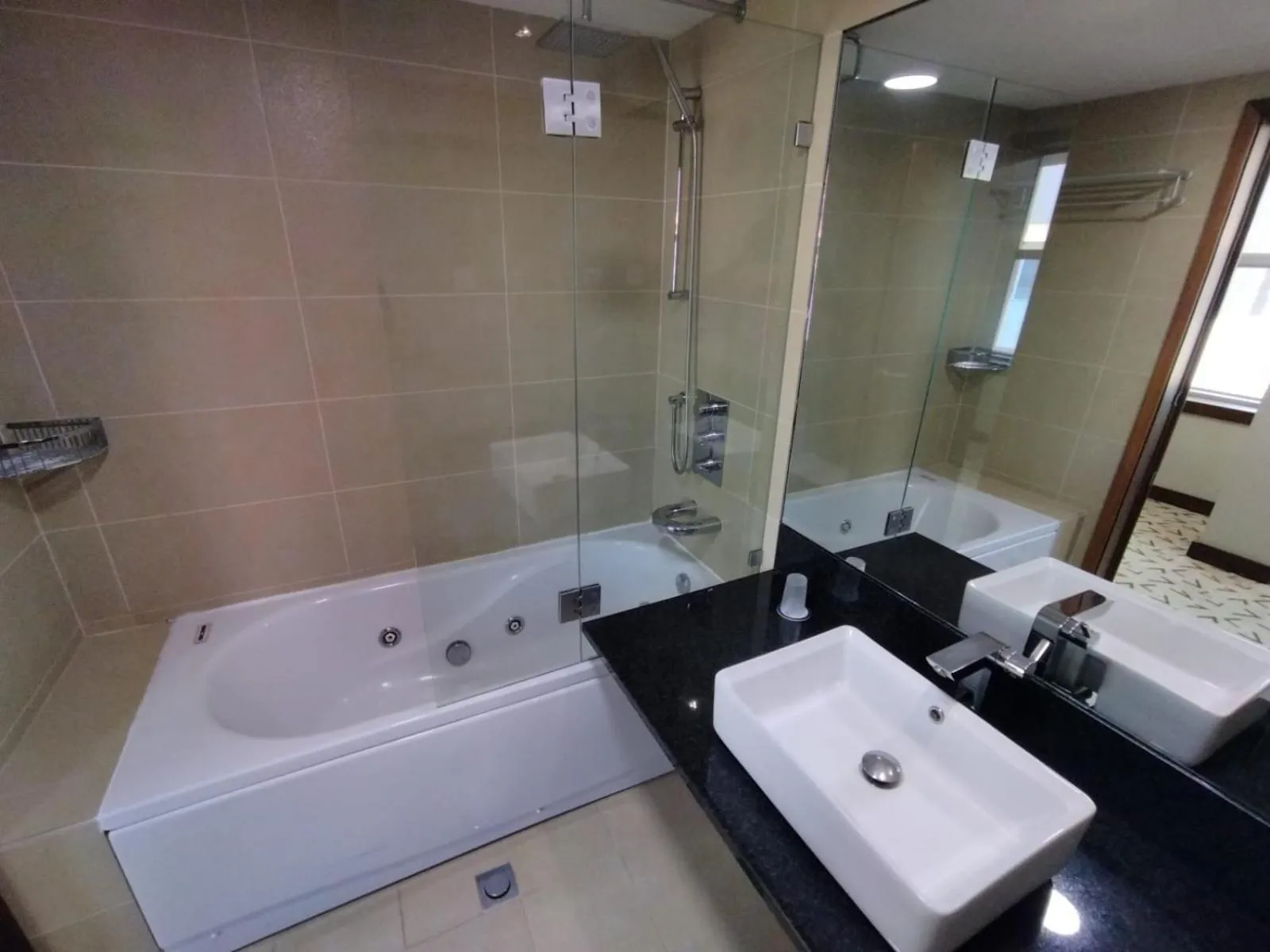 Hot Tub in Skyna Hotel Luanda