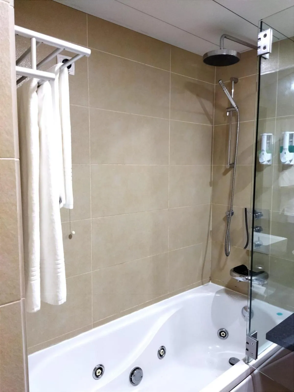 Hot Tub in Skyna Hotel Luanda