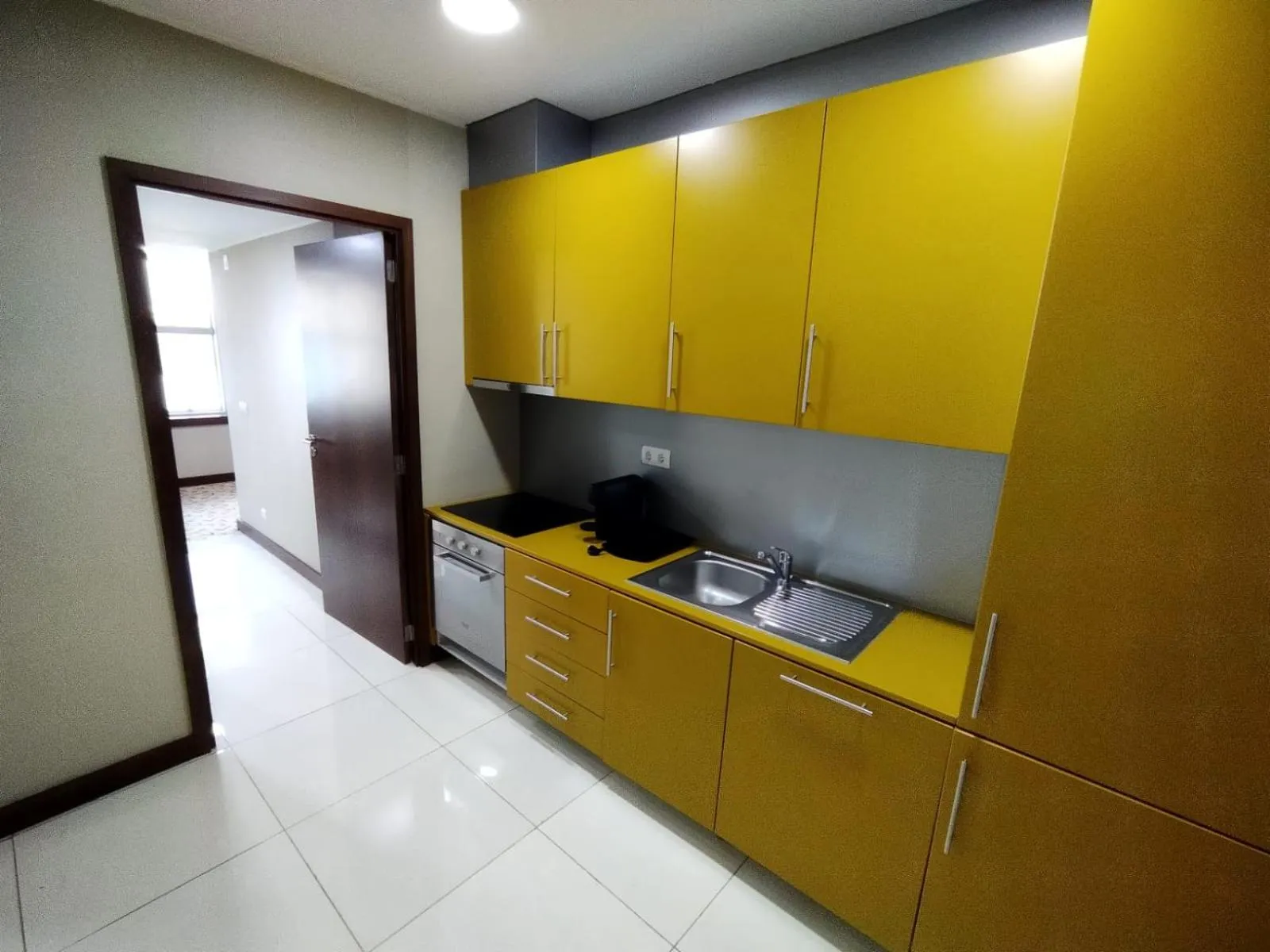 Kitchen or kitchenette in Skyna Hotel Luanda