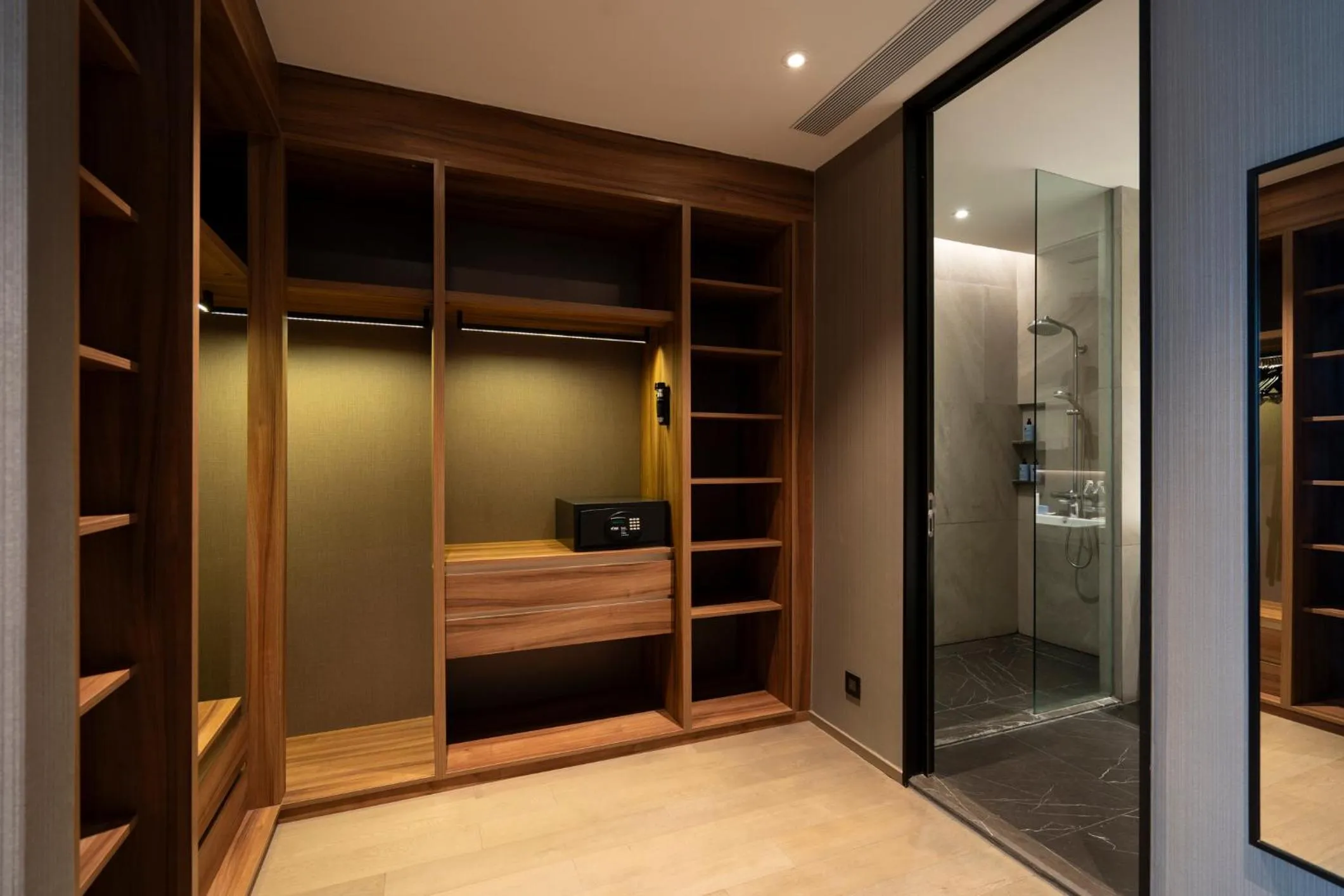 wardrobe in Walton Suites Sukhumvit