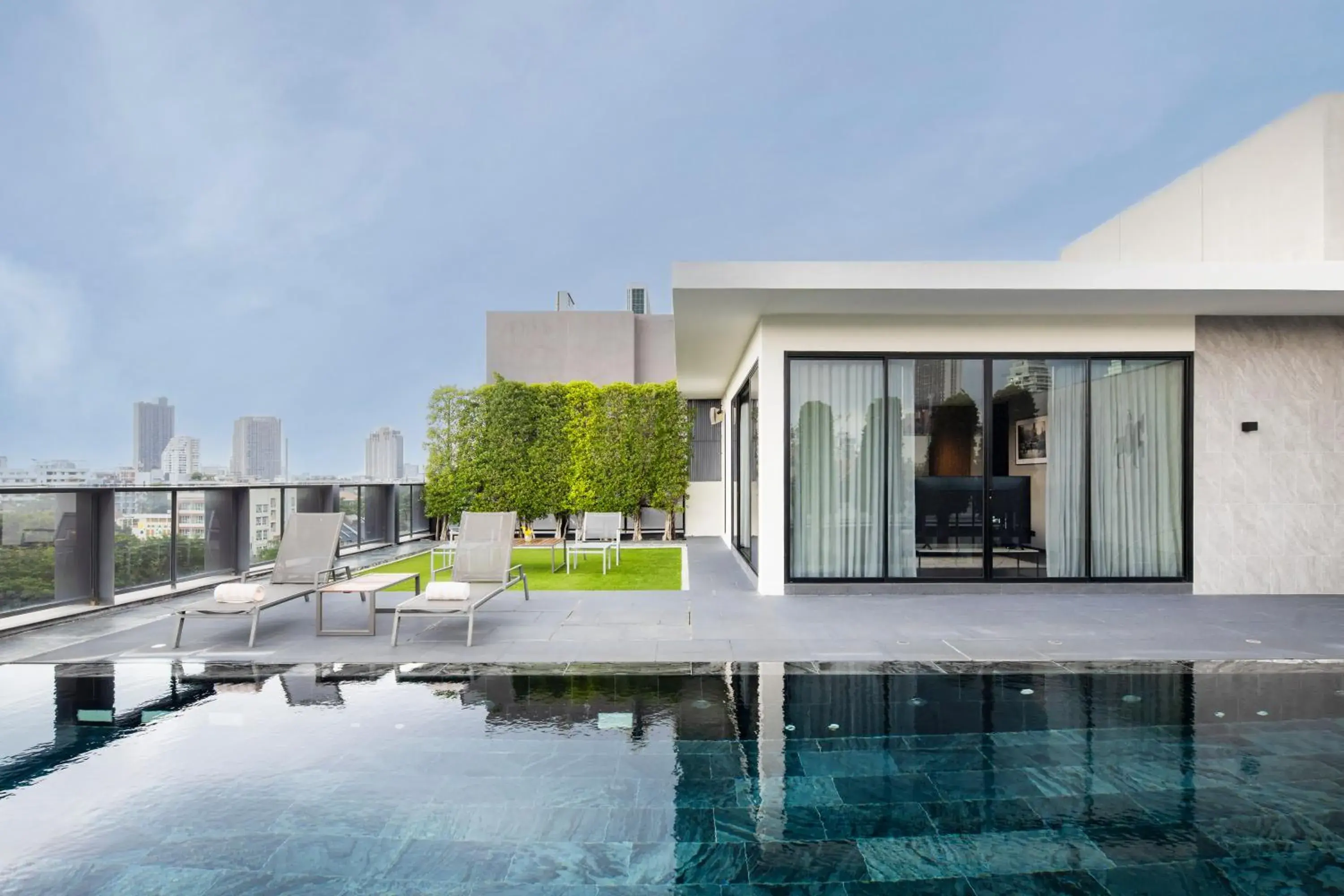 Pool view in Walton Suites Sukhumvit Pool view in Walton Suites Sukhumvit