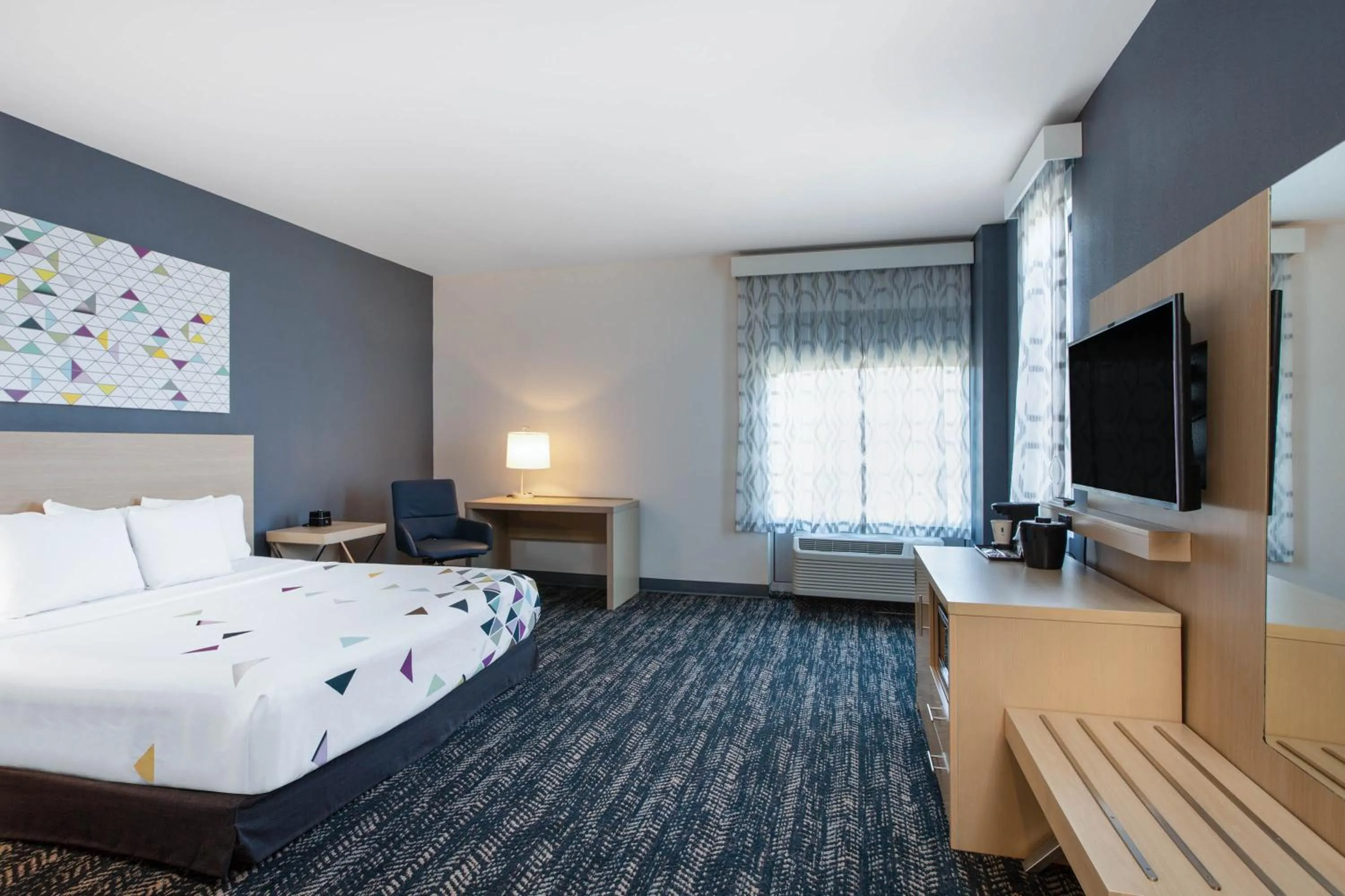 Bed in La Quinta Inn & Suites by Wyndham Manassas, VA- Dulles Airport