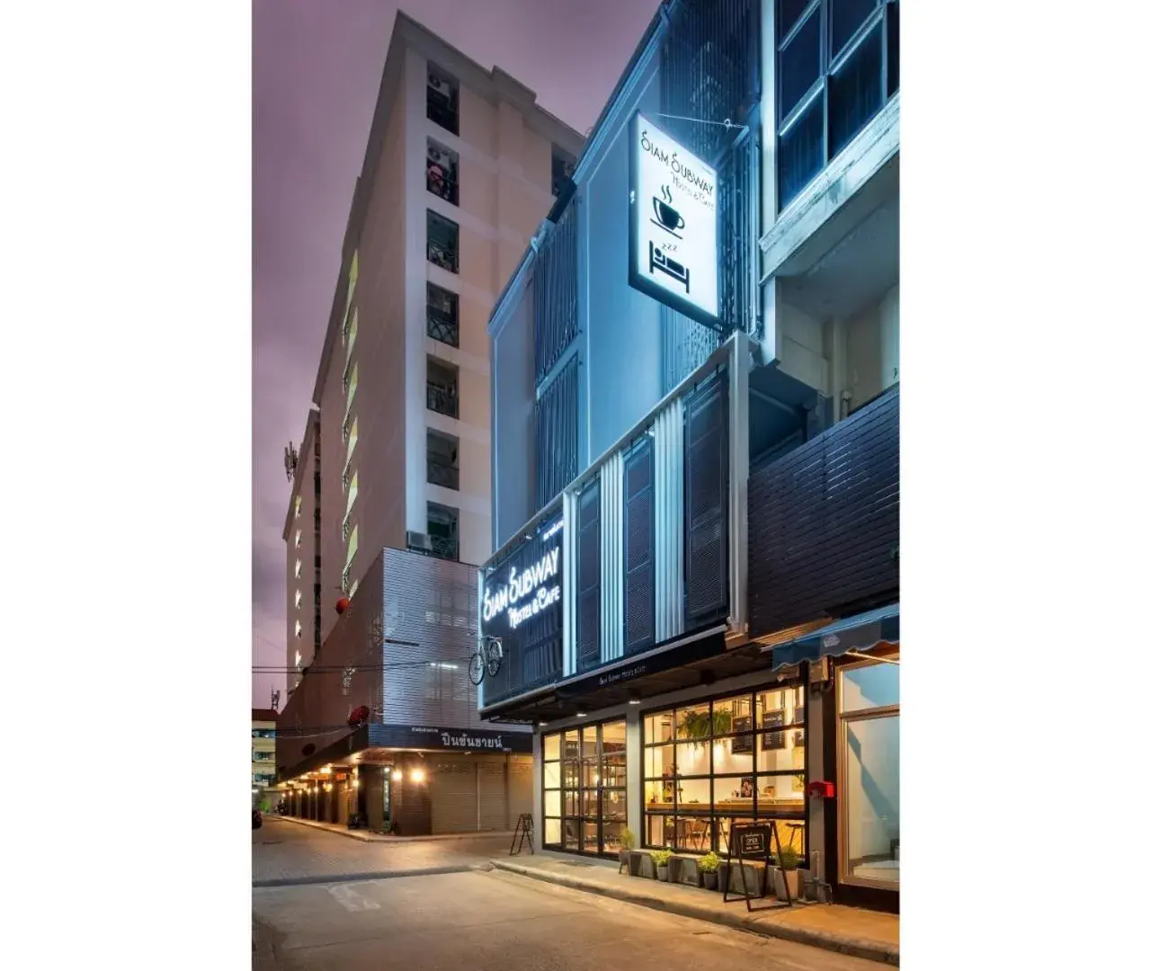 Property building in Siam Subway Hostel and Café Property building in Siam Subway Hostel and Café