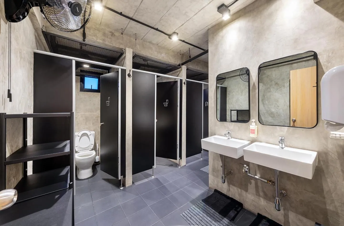 Shower in Siam Subway Hostel and Café