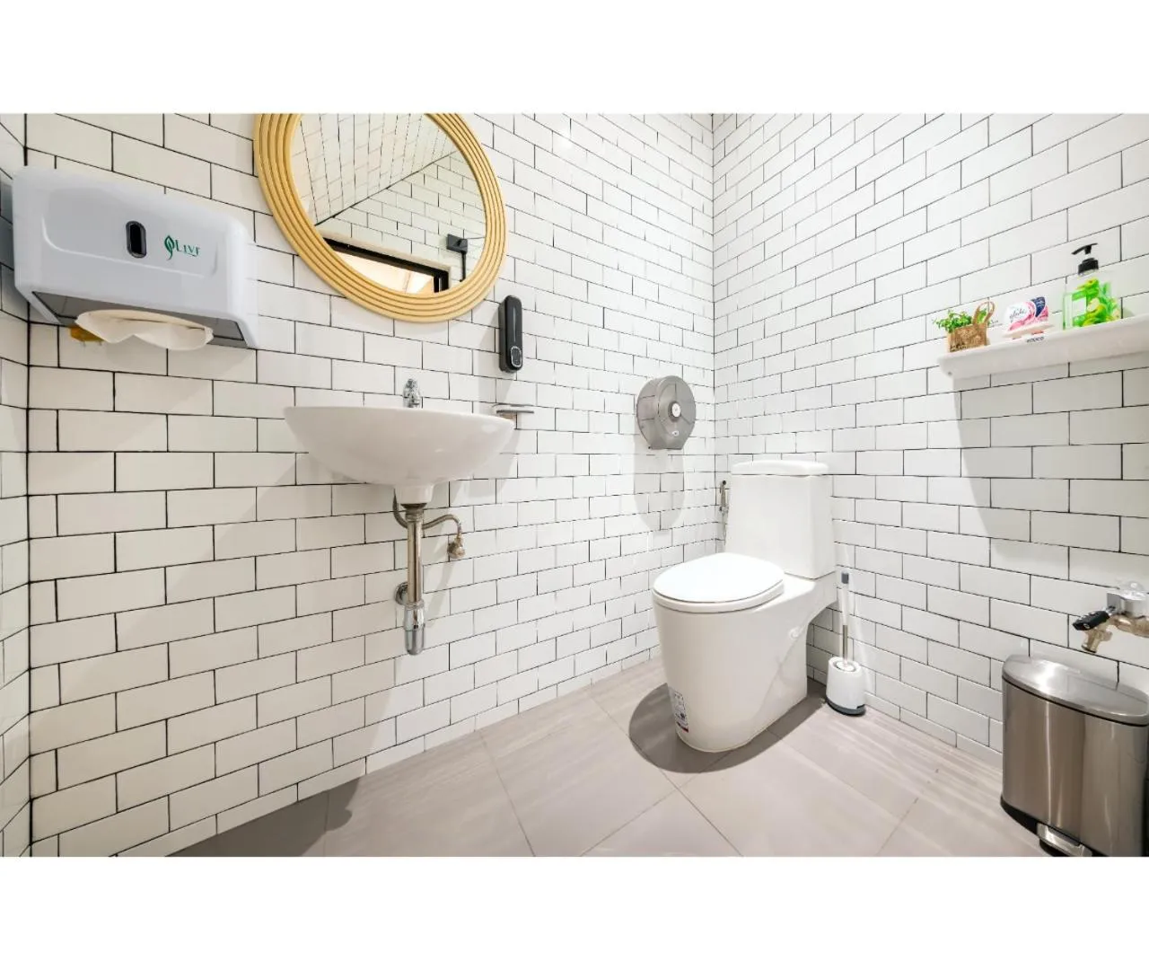 Toilet in Siam Subway Hostel and Café