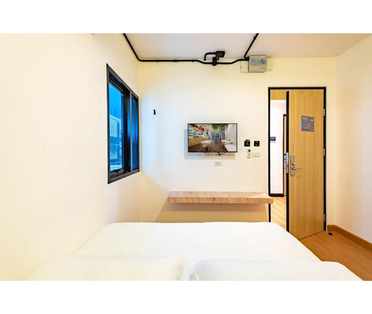 Deluxe Queen Room with Shared Bathroom in Siam Subway Hostel and Café Deluxe Queen Room with Shared Bathroom in Siam Subway Hostel and Café