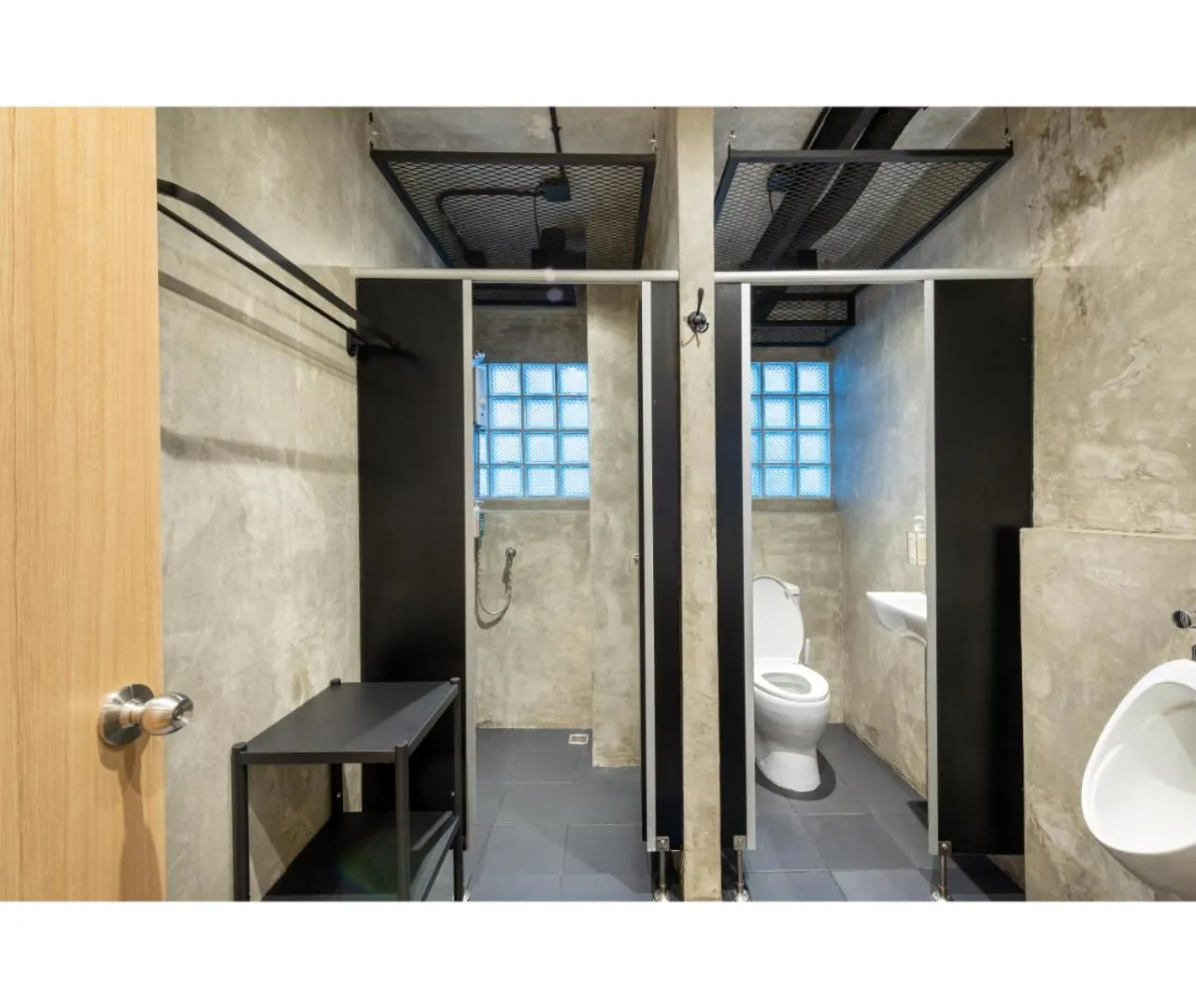 Shower in Siam Subway Hostel and Café