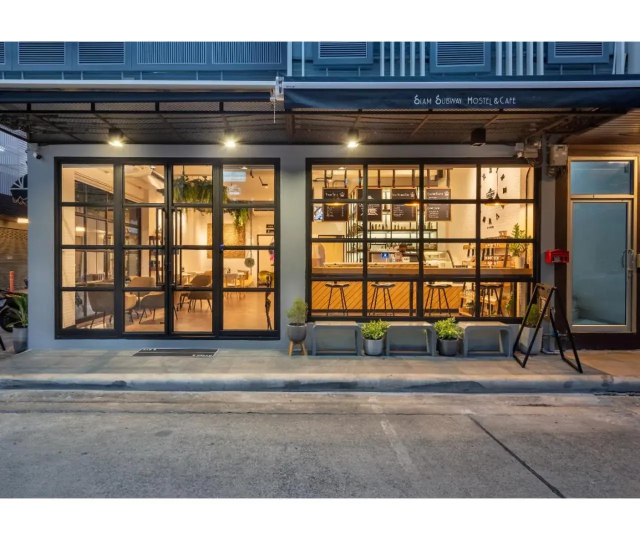 Property building in Siam Subway Hostel and Café Property building in Siam Subway Hostel and Café