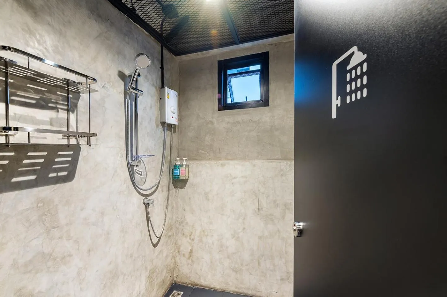 Shower in Siam Subway Hostel and Café
