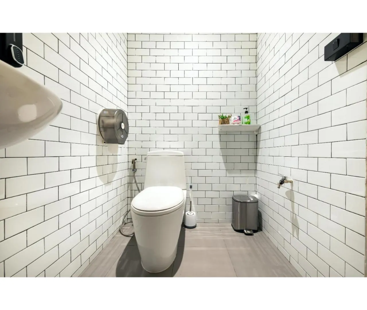 Toilet in Siam Subway Hostel and Café