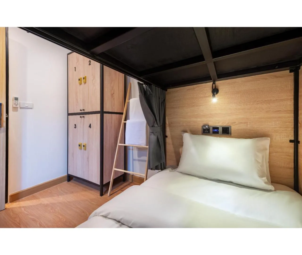 Bed in Siam Subway Hostel and Café