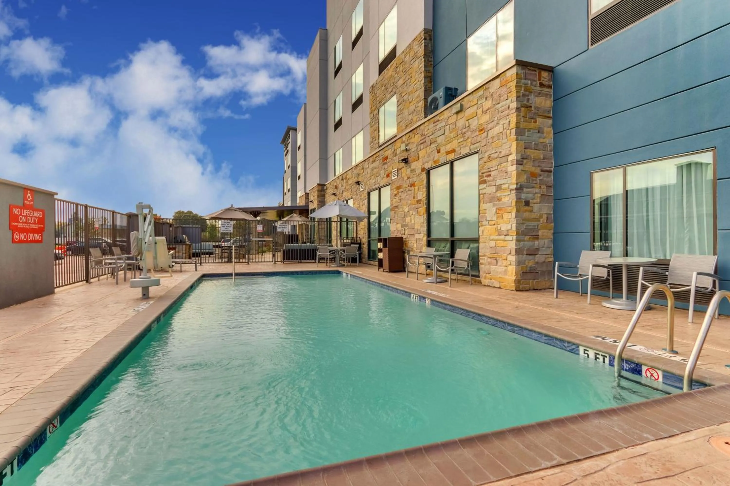 Swimming pool in TownePlace Suites Houston I-10 East