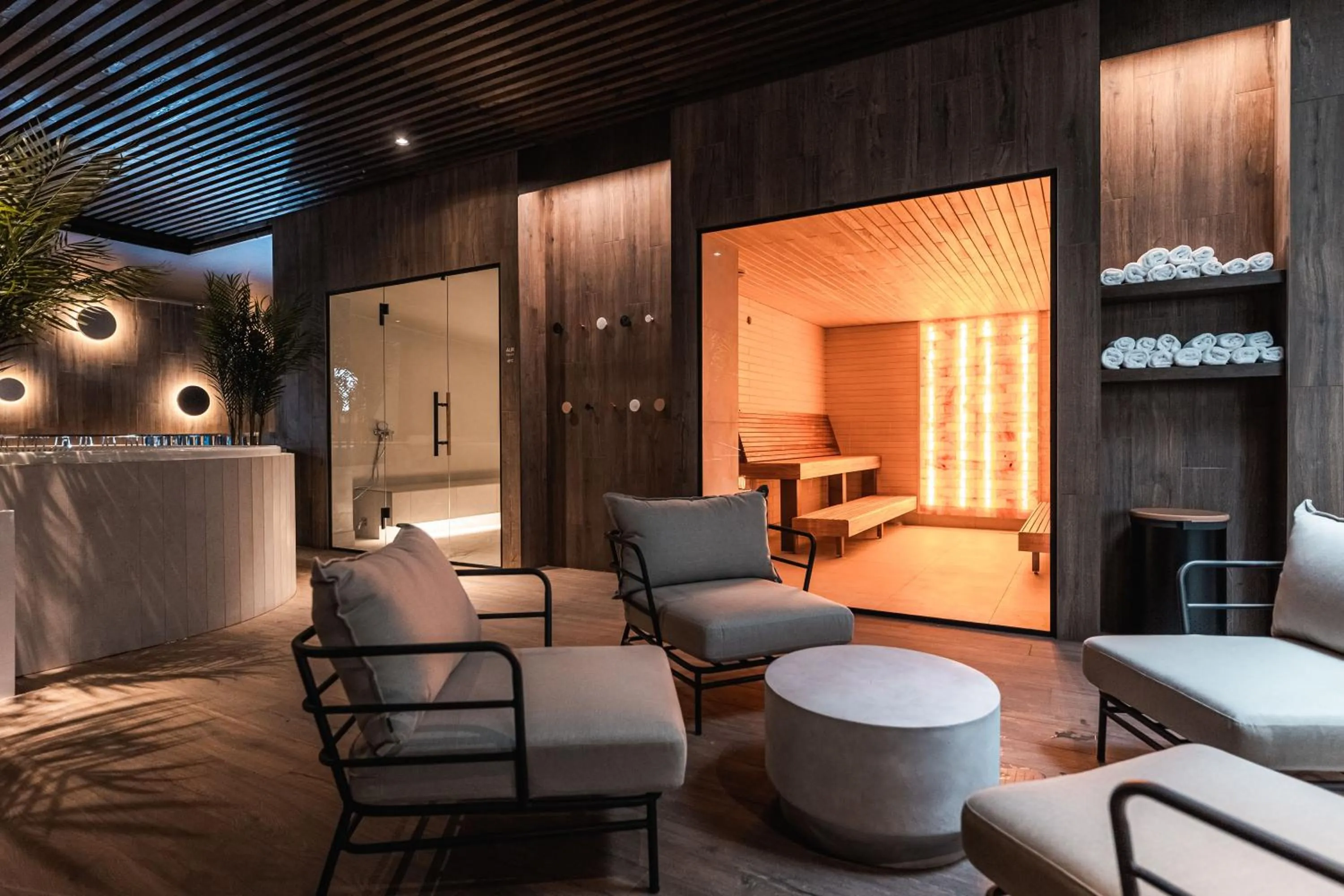 Hot Tub in Ö Seaside Suites & SPA