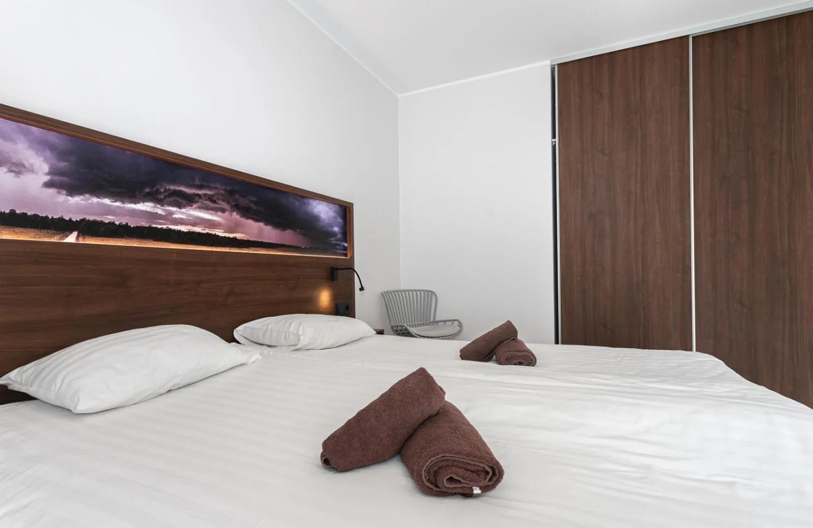 wardrobe, Bed in Ö Seaside Suites & SPA