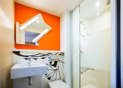 Bathroom in ibis budget Beauvais Aeroport