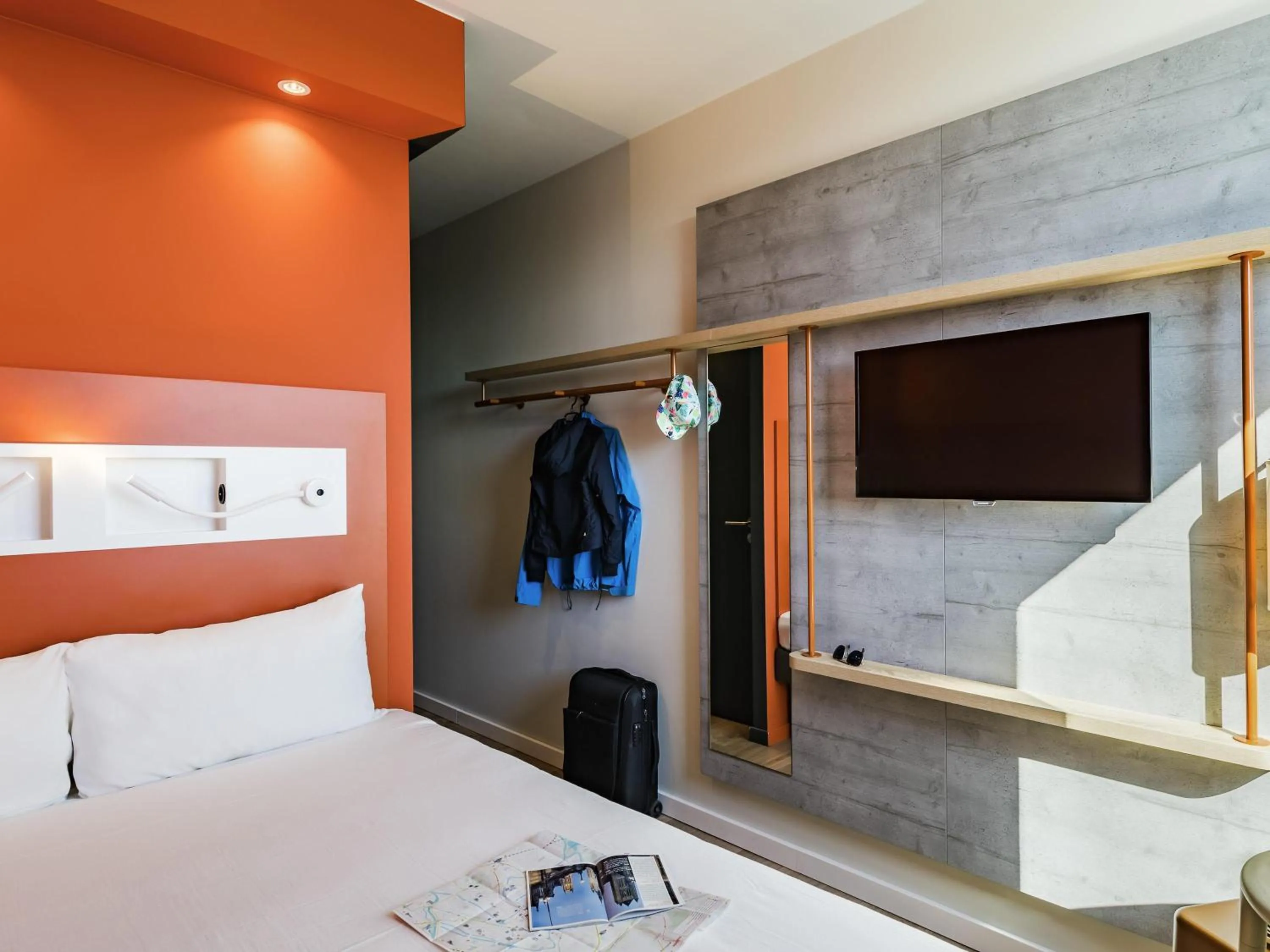 Bedroom, Bed in ibis budget Beauvais Aeroport