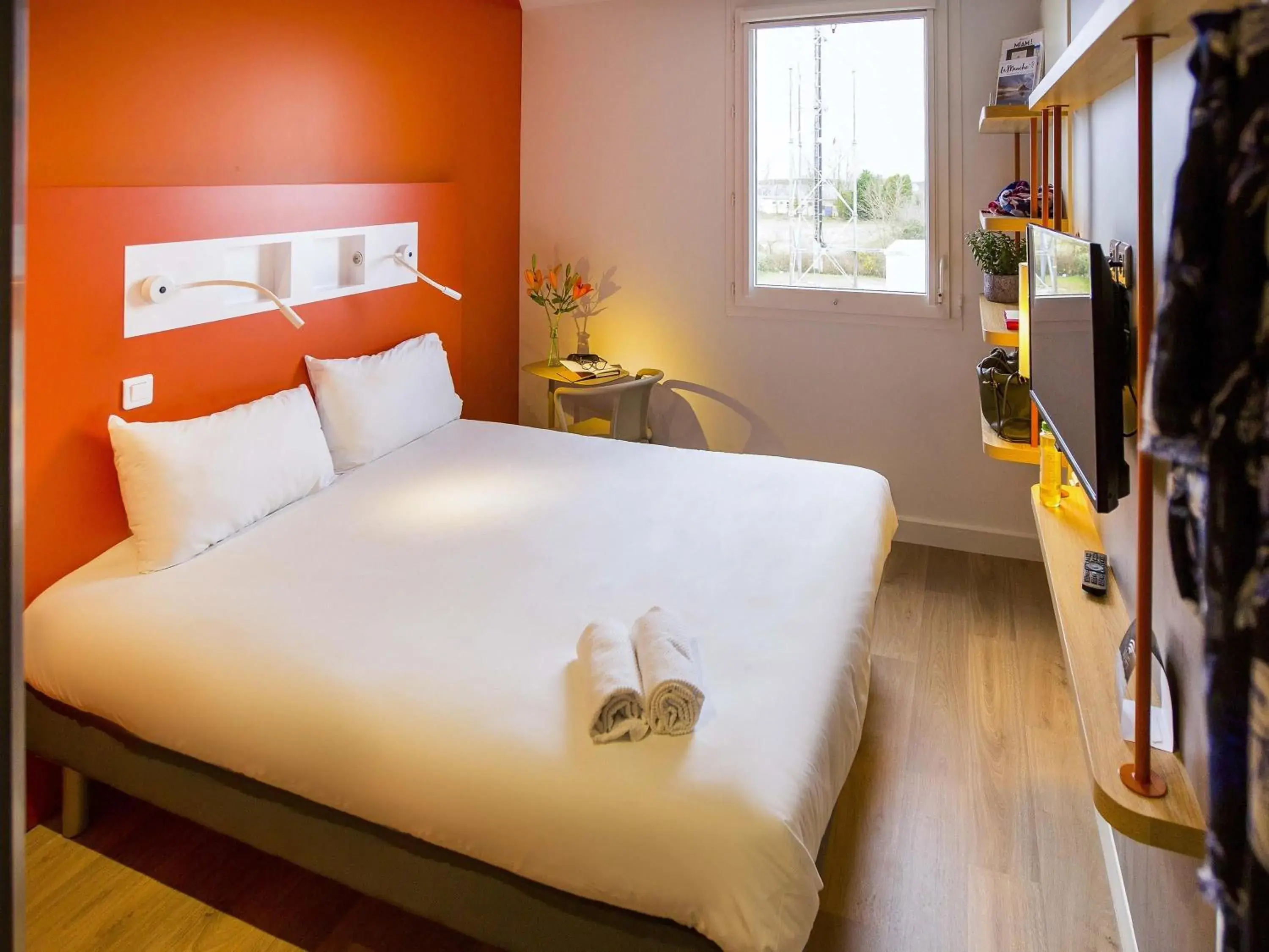 Bedroom, Bed in ibis budget Beauvais Aeroport Bedroom, Bed in ibis budget Beauvais Aeroport