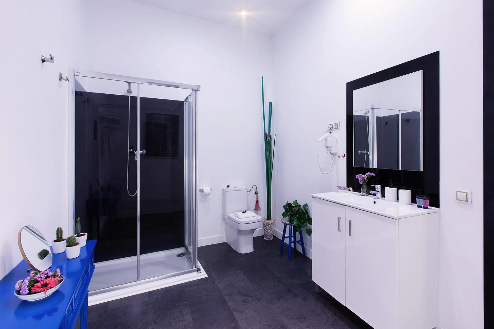 Bathroom, Bed in Amra Barcelona Caspe