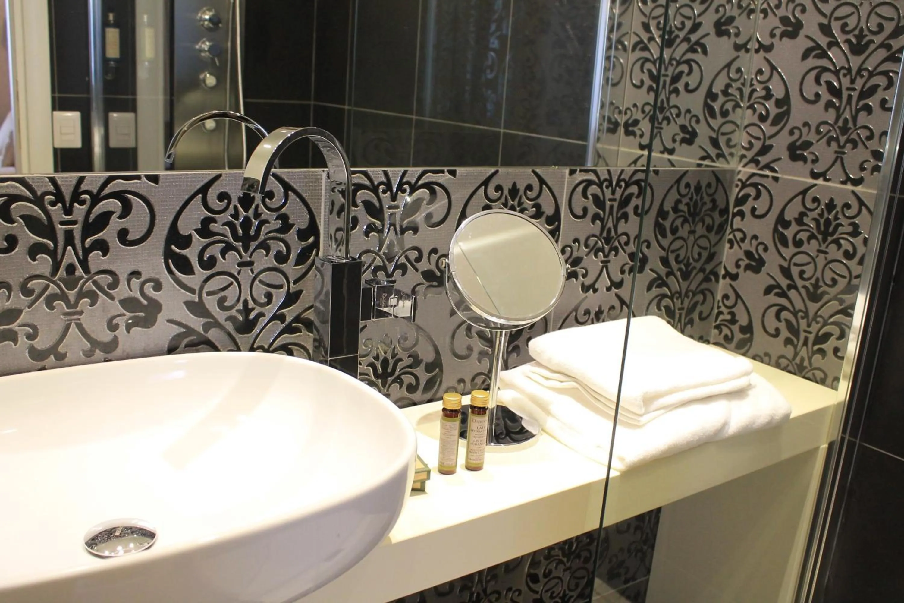 Bathroom in Di Rienzo Pantheon Palace